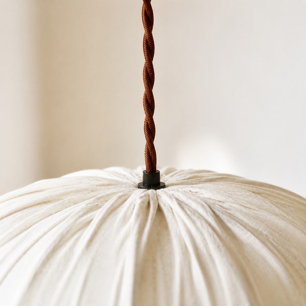Suspension en tissu avec rosace en bois