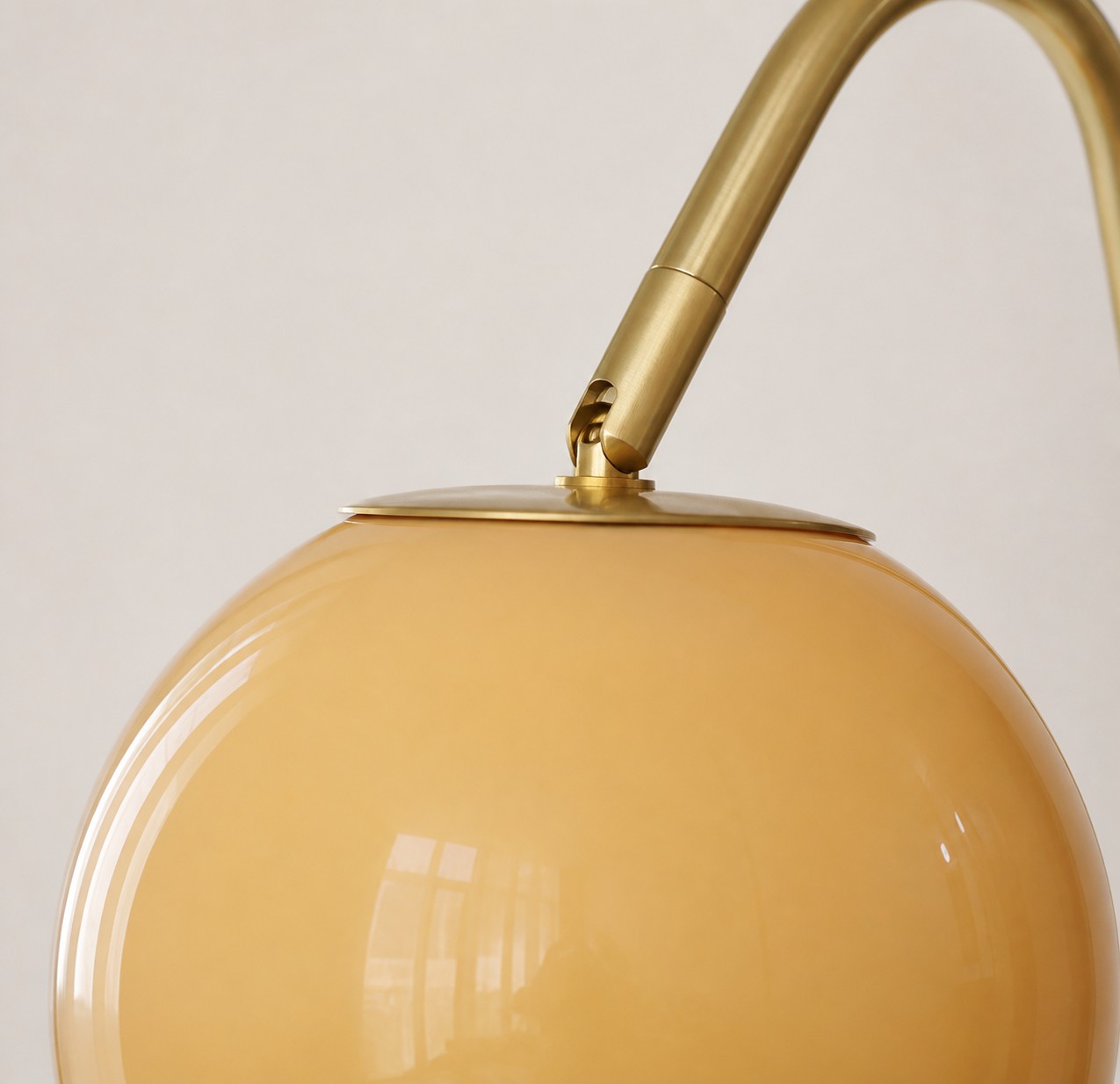Applique murale globe en laiton et verre de style fran&ccedil;ais