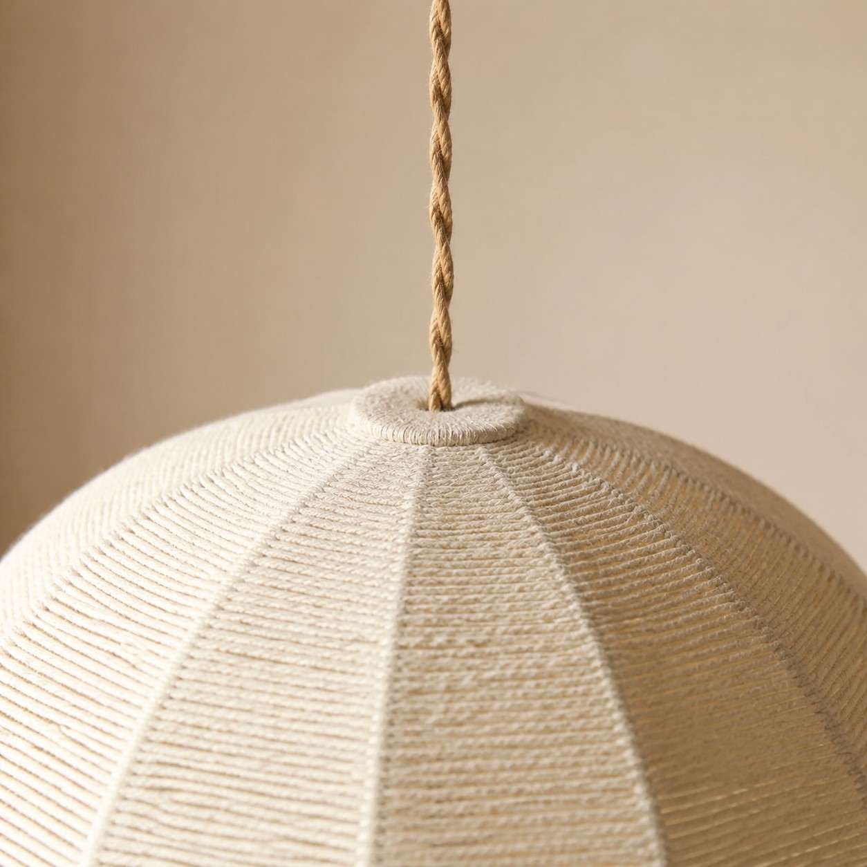 Suspension globe tiss&eacute;e &agrave; la main avec rosace en bois