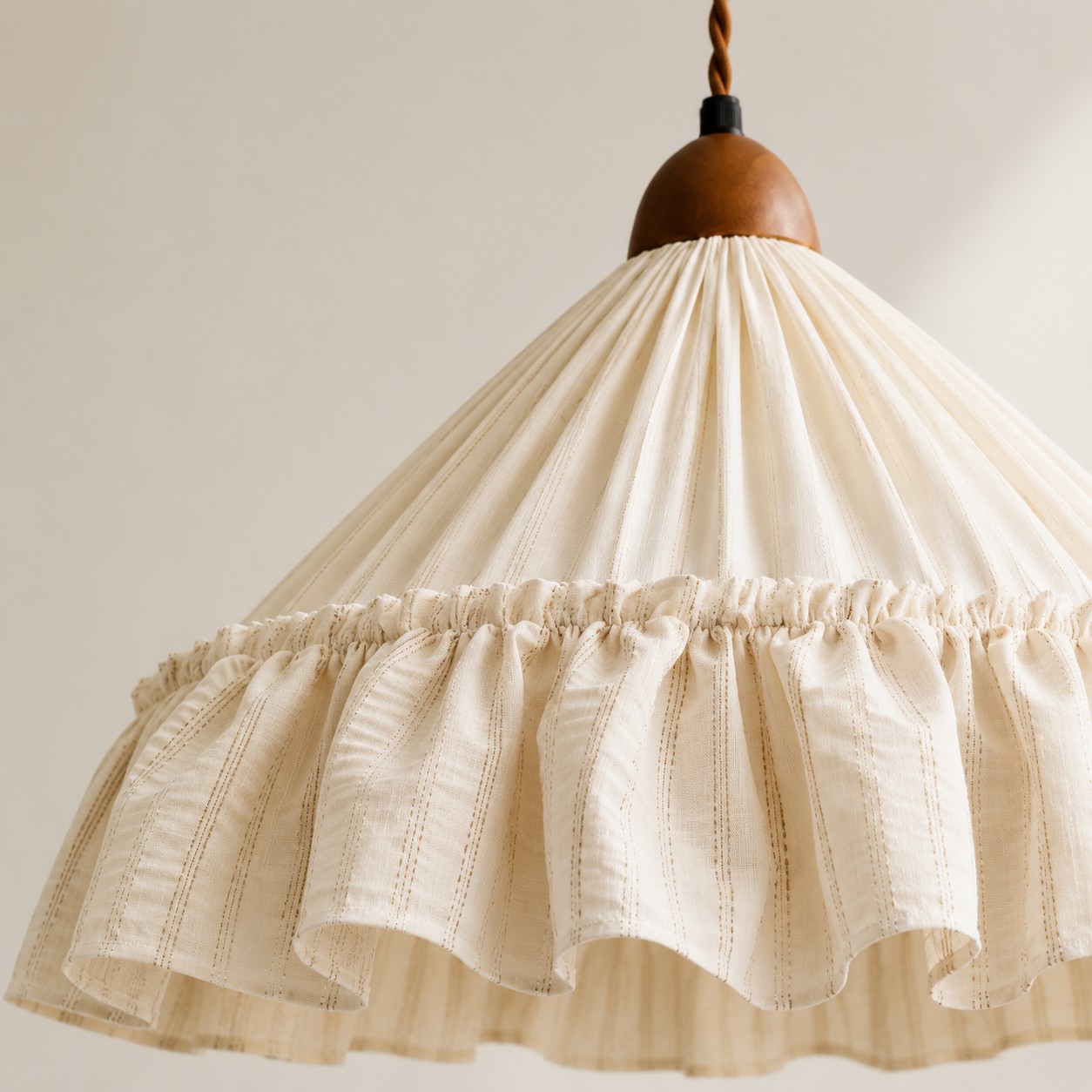 L&aacute;mpara colgante de tela con volantes de estilo campestre franc&eacute;s