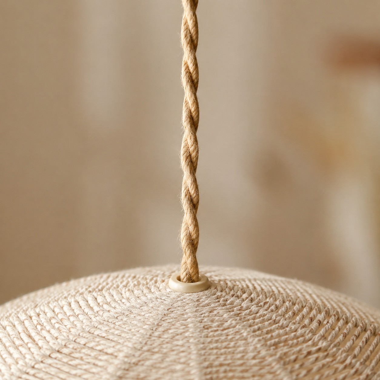 Suspension globe tiss&eacute;e &agrave; la main avec rosace en bois