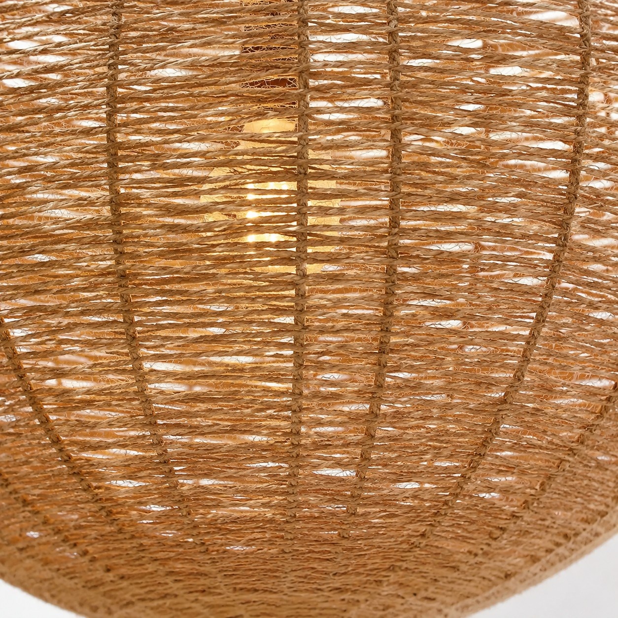 Suspension globe en fibre naturelle tiss&eacute;e &agrave; la main