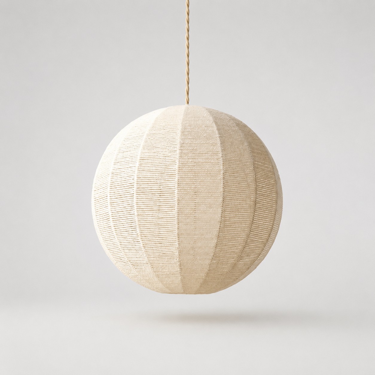 Suspension globe tiss&eacute;e &agrave; la main avec rosace en bois