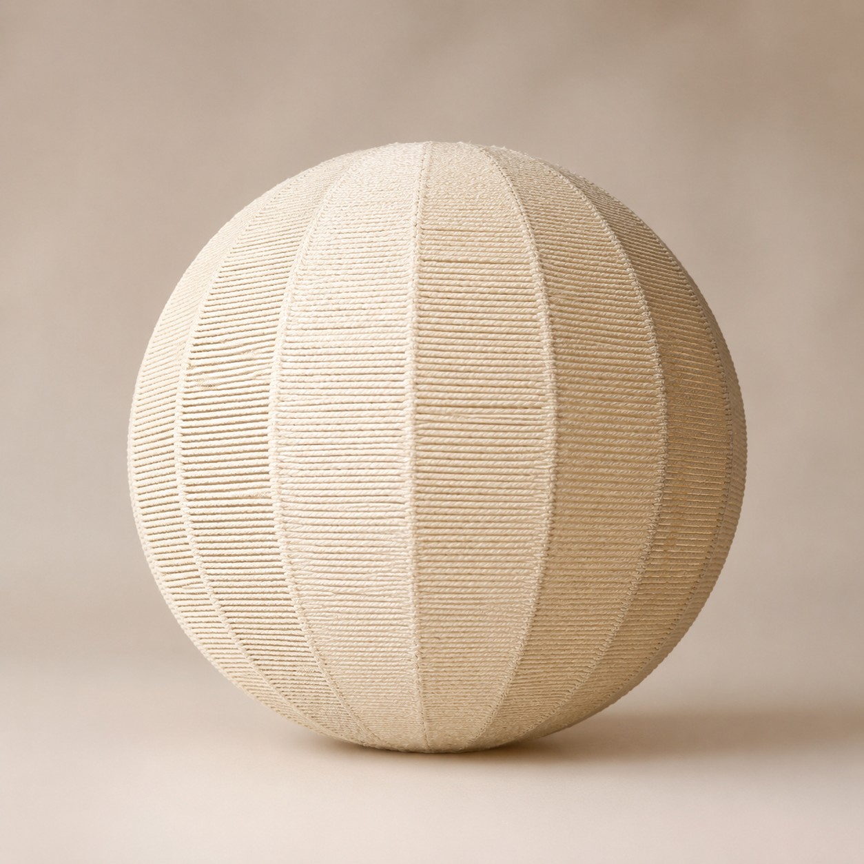 Suspension globe tiss&eacute;e &agrave; la main avec rosace en bois
