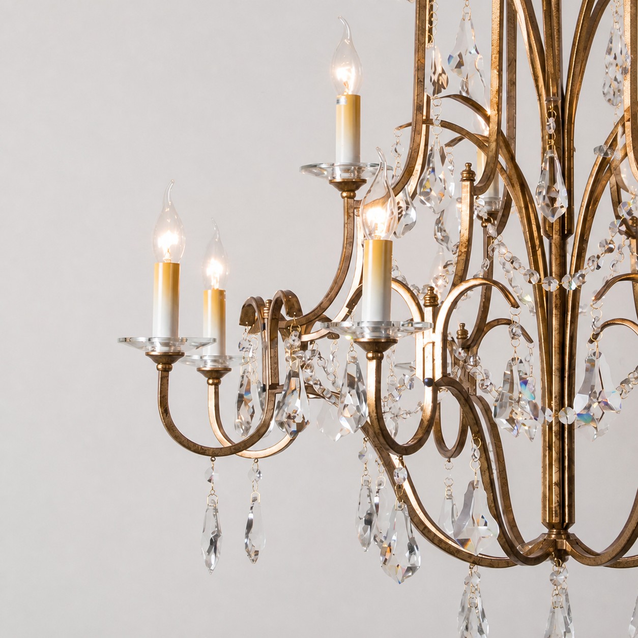 Lampadario antico in ferro con candele di cristallo