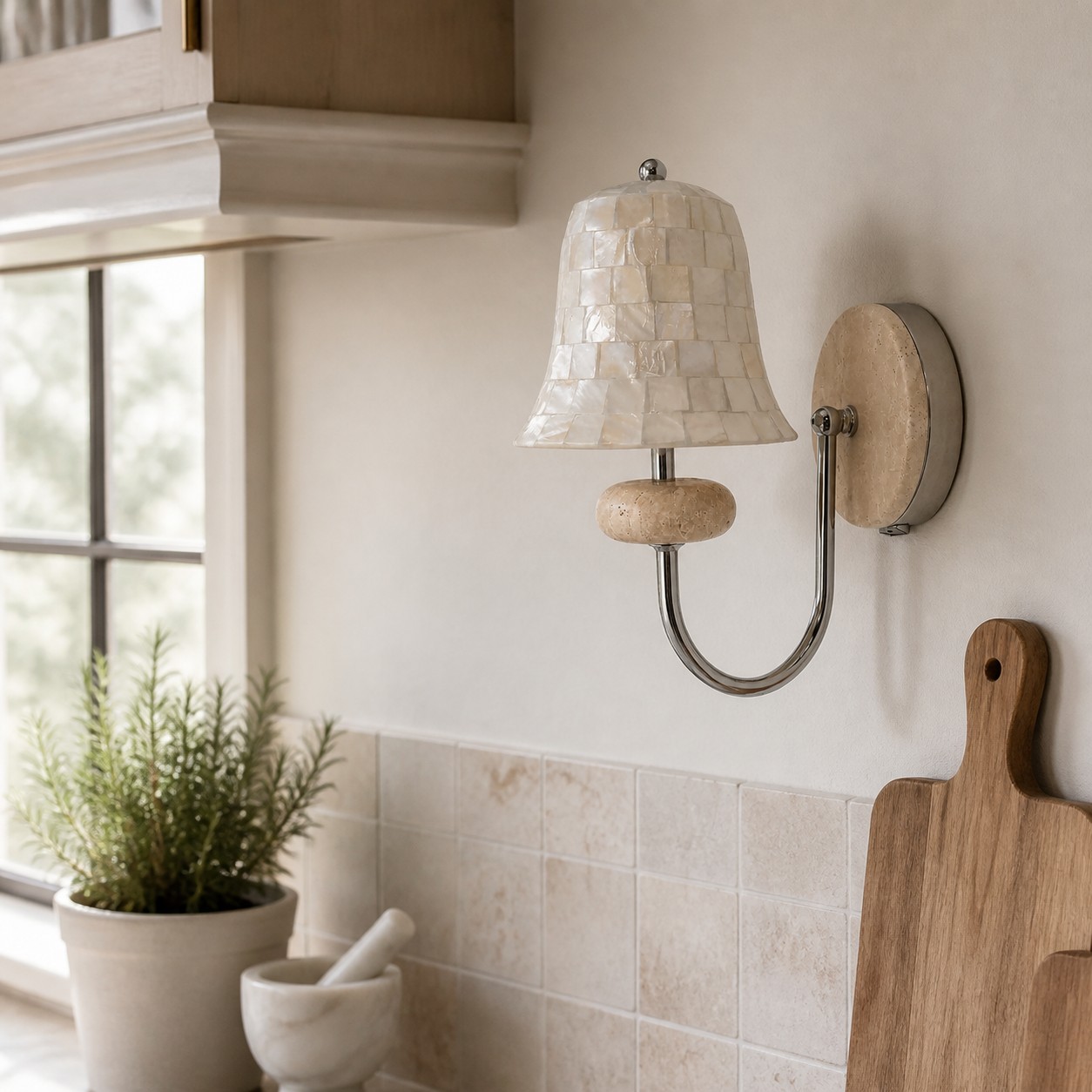 Wandlamp van parelmoer en steen