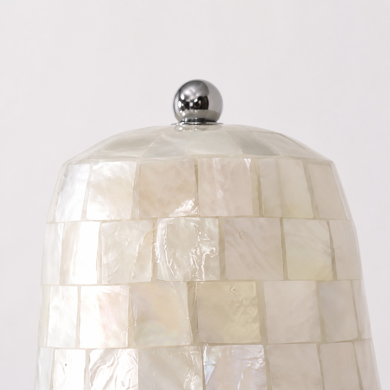 Wandlamp van parelmoer en steen