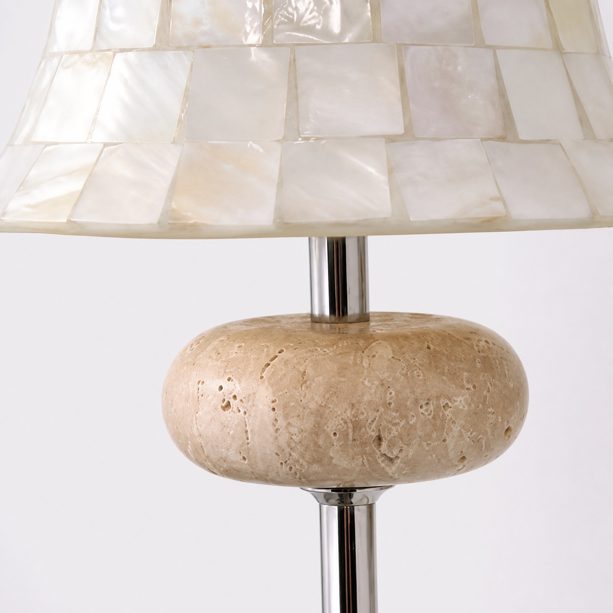 Wandlamp van parelmoer en steen