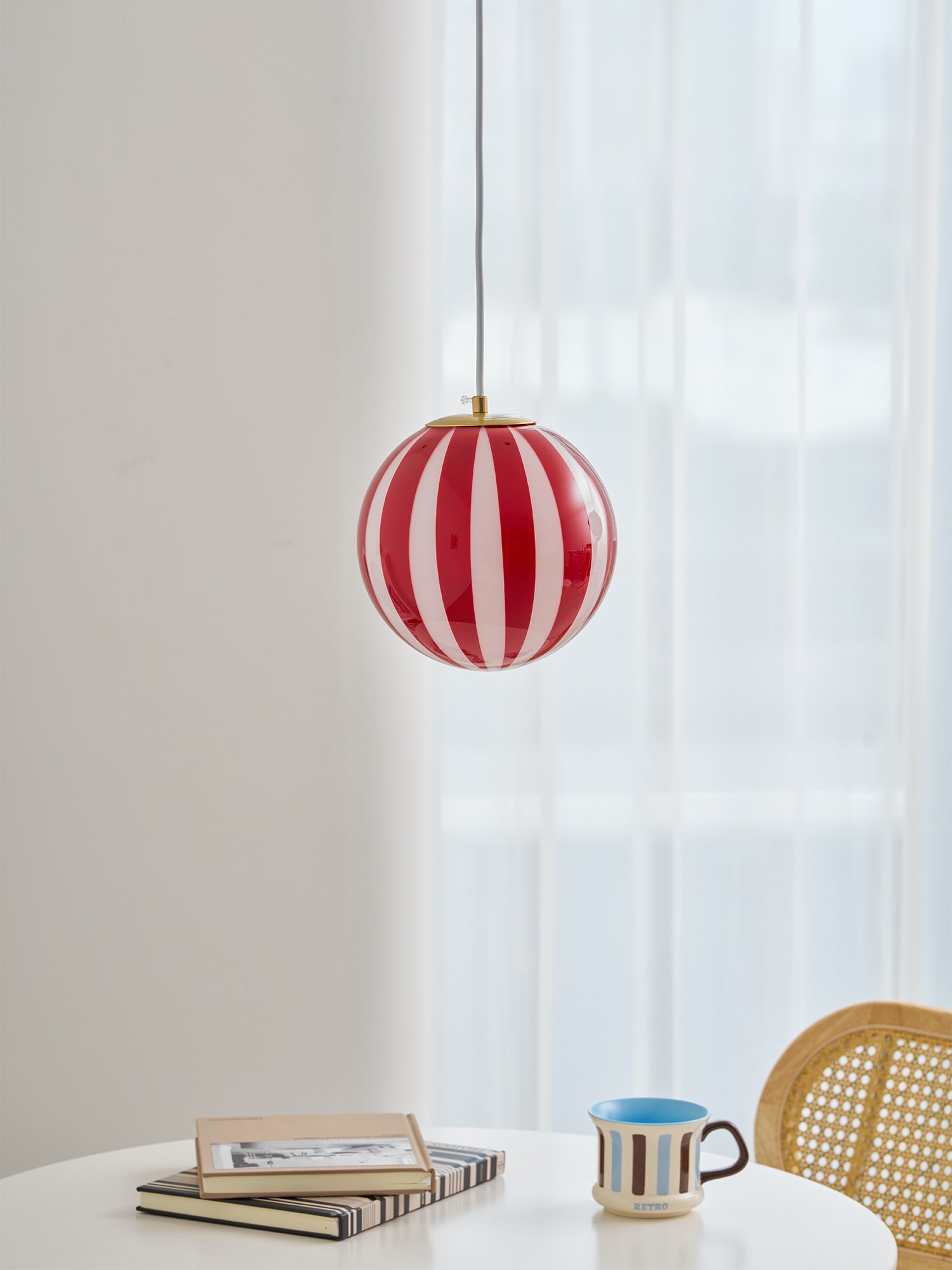 Pendentif c&acirc;bl&eacute; en forme de globe en verre &agrave; rayures rouges