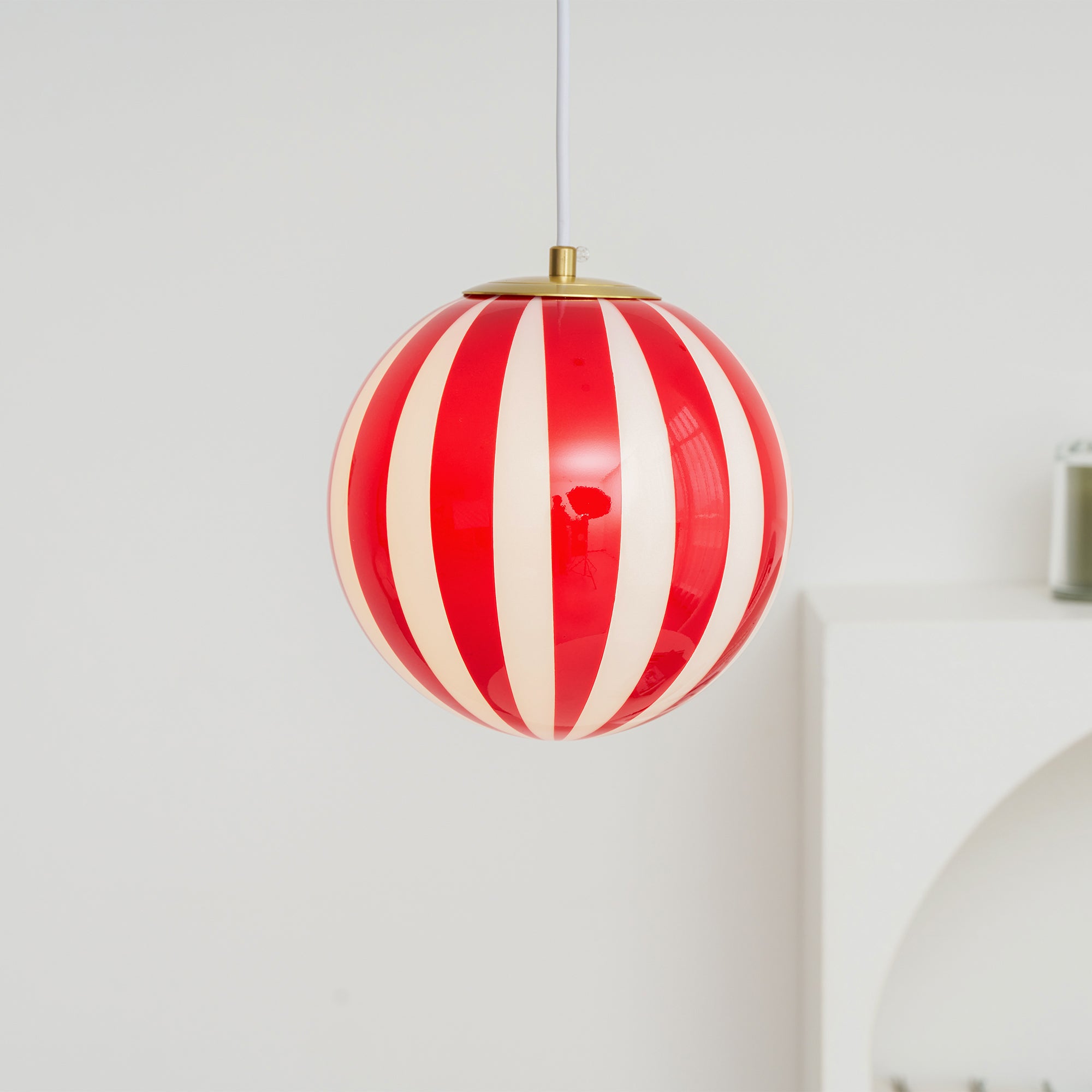 Pendentif c&acirc;bl&eacute; en forme de globe en verre &agrave; rayures rouges