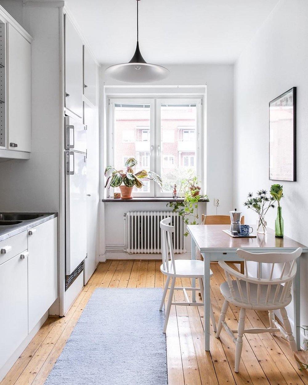 Bogenf&ouml;rmige Aluminium-Pendelleuchte mit Stecker