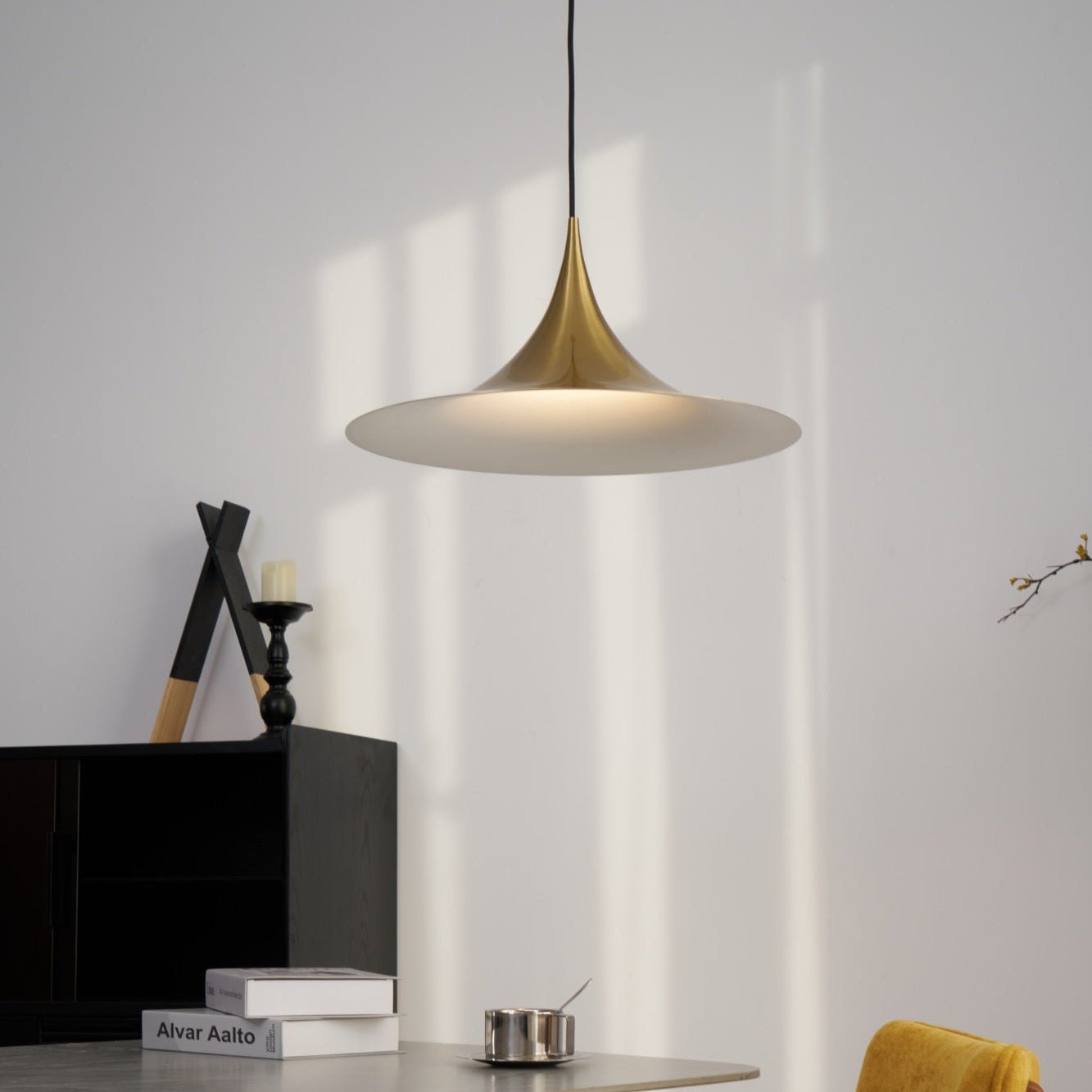 Bogenf&ouml;rmige Aluminium-Pendelleuchte mit Stecker