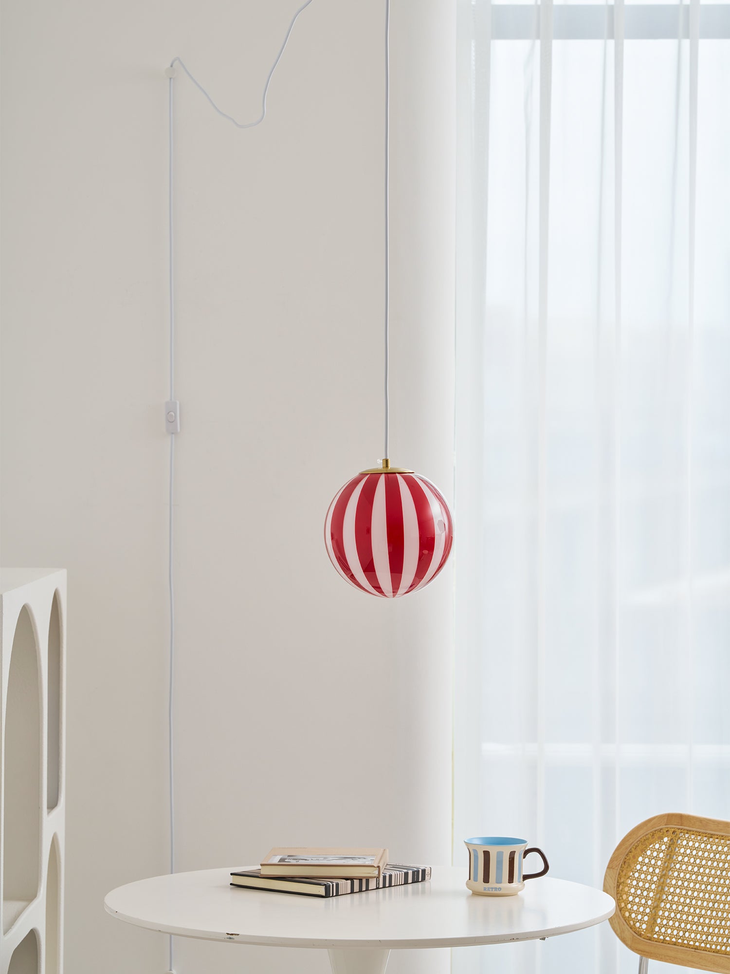 Pendentif c&acirc;bl&eacute; en forme de globe en verre &agrave; rayures rouges