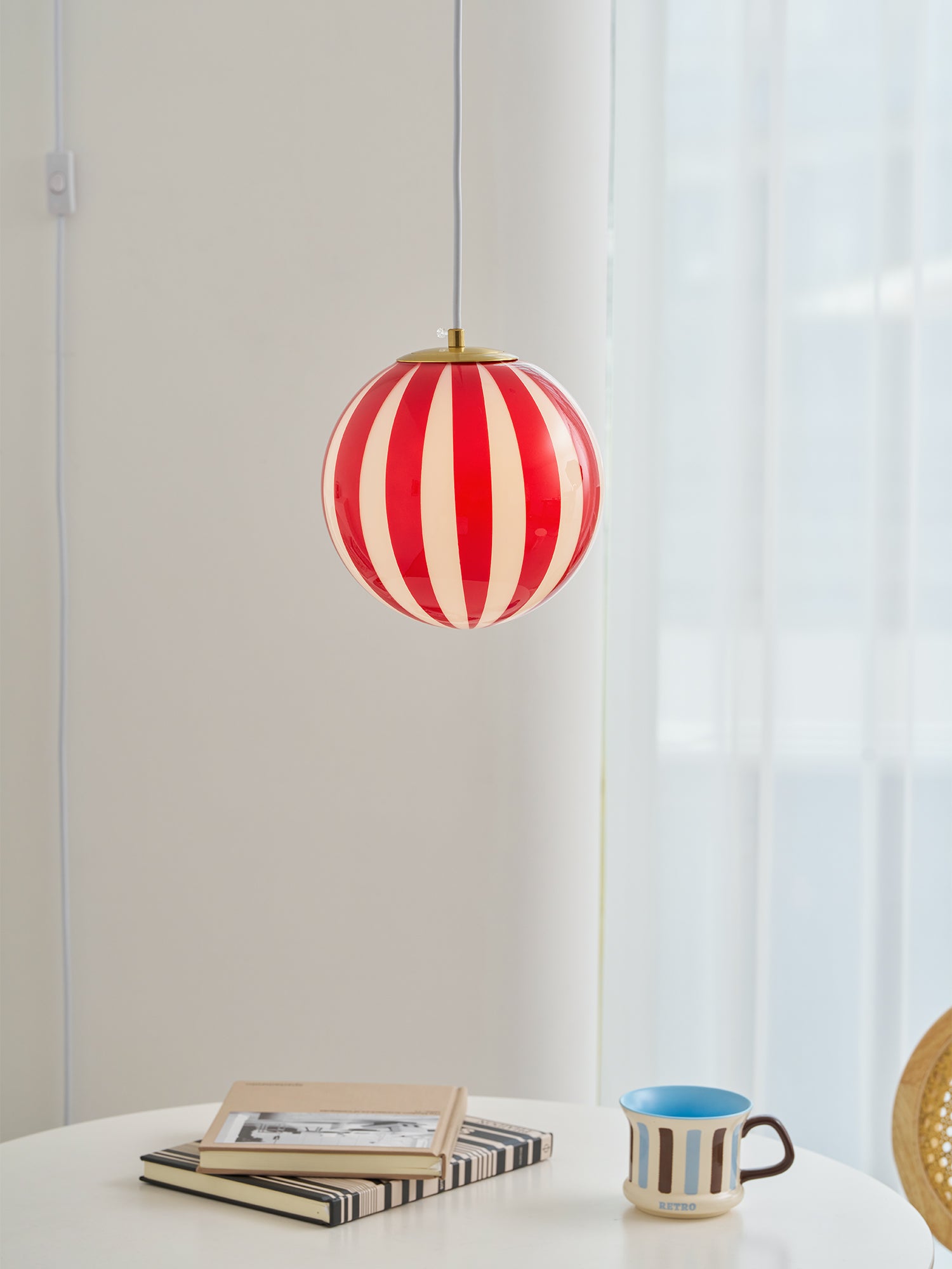 Pendentif c&acirc;bl&eacute; en forme de globe en verre &agrave; rayures rouges