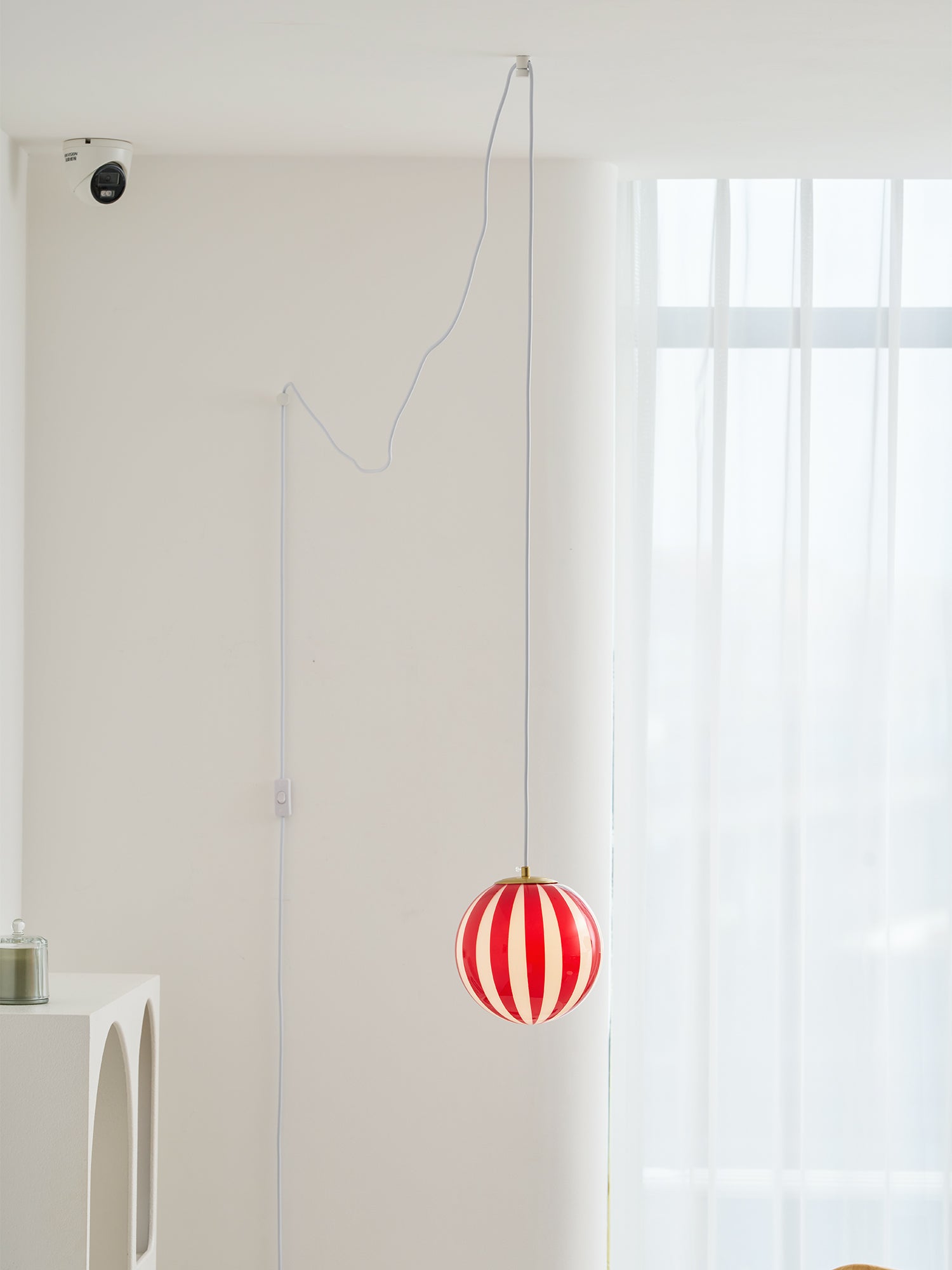 Pendentif c&acirc;bl&eacute; en forme de globe en verre &agrave; rayures rouges
