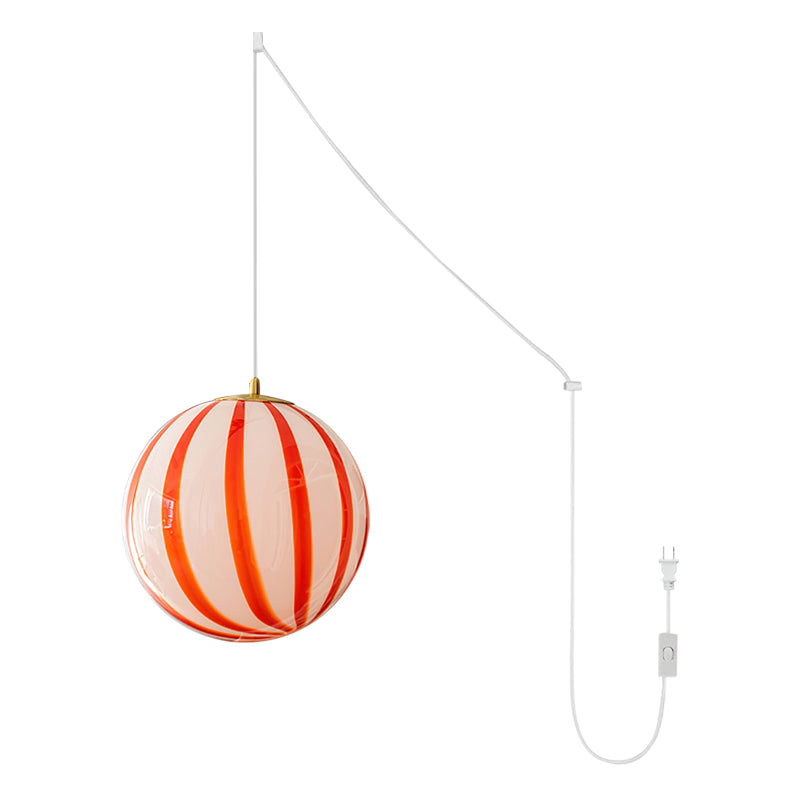 Pendentif c&acirc;bl&eacute; en forme de globe en verre &agrave; rayures rouges