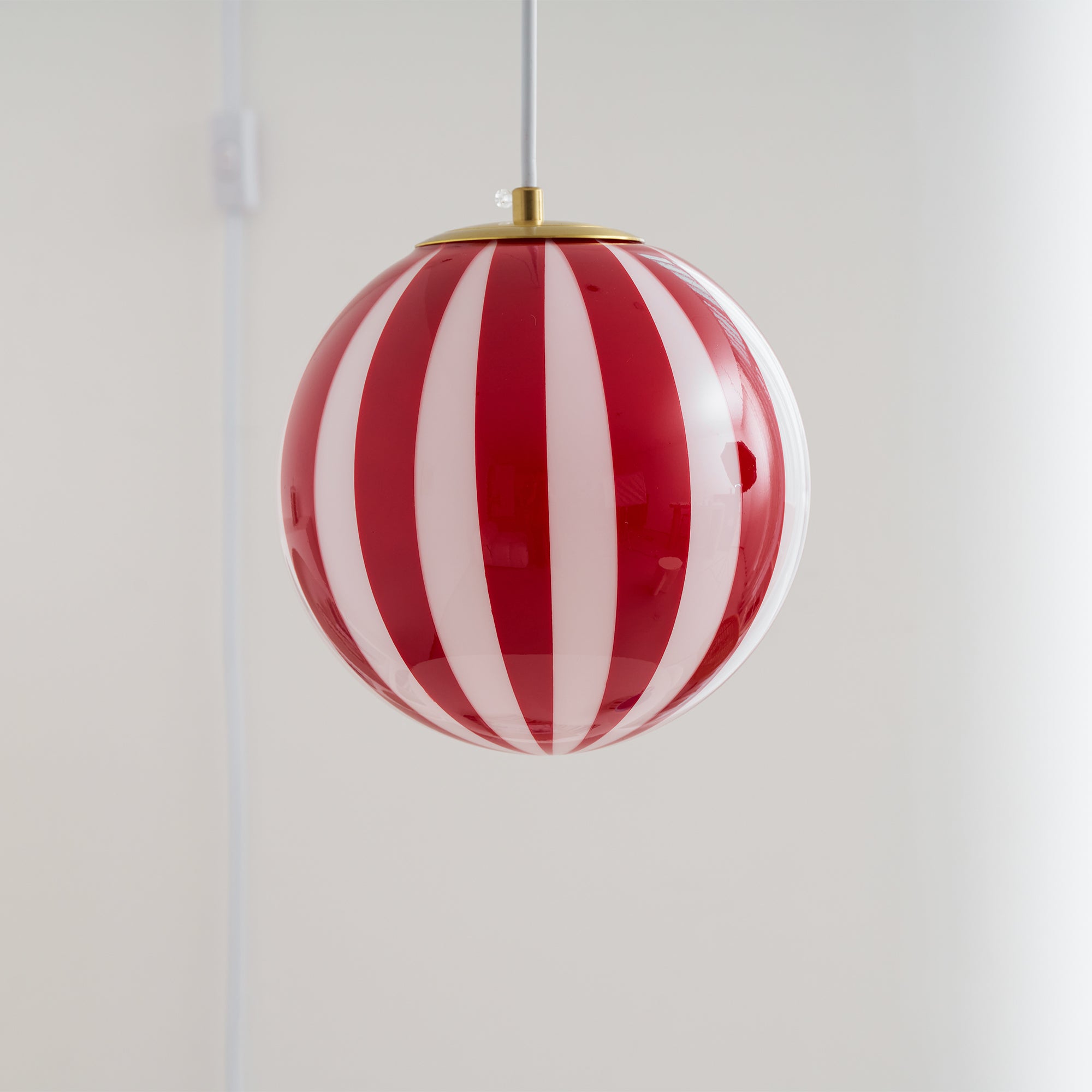 Pendentif c&acirc;bl&eacute; en forme de globe en verre &agrave; rayures rouges