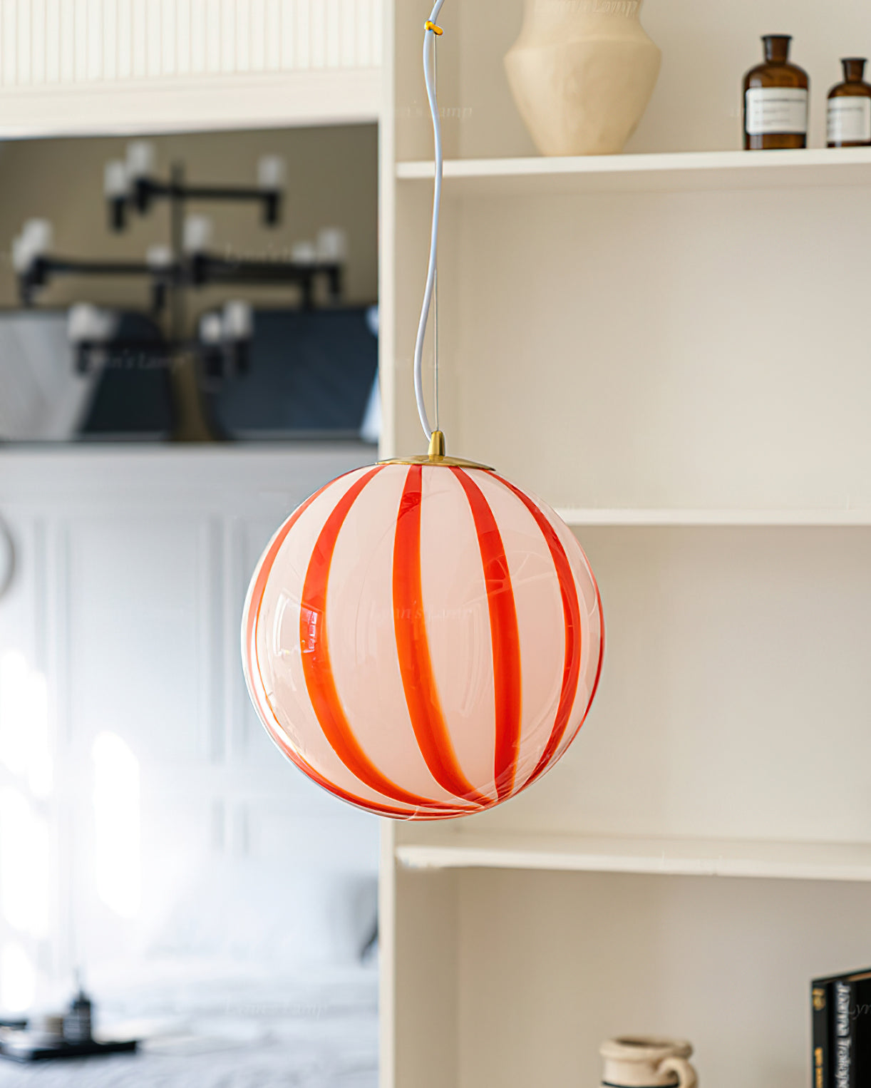 Pendentif c&acirc;bl&eacute; en forme de globe en verre &agrave; rayures rouges
