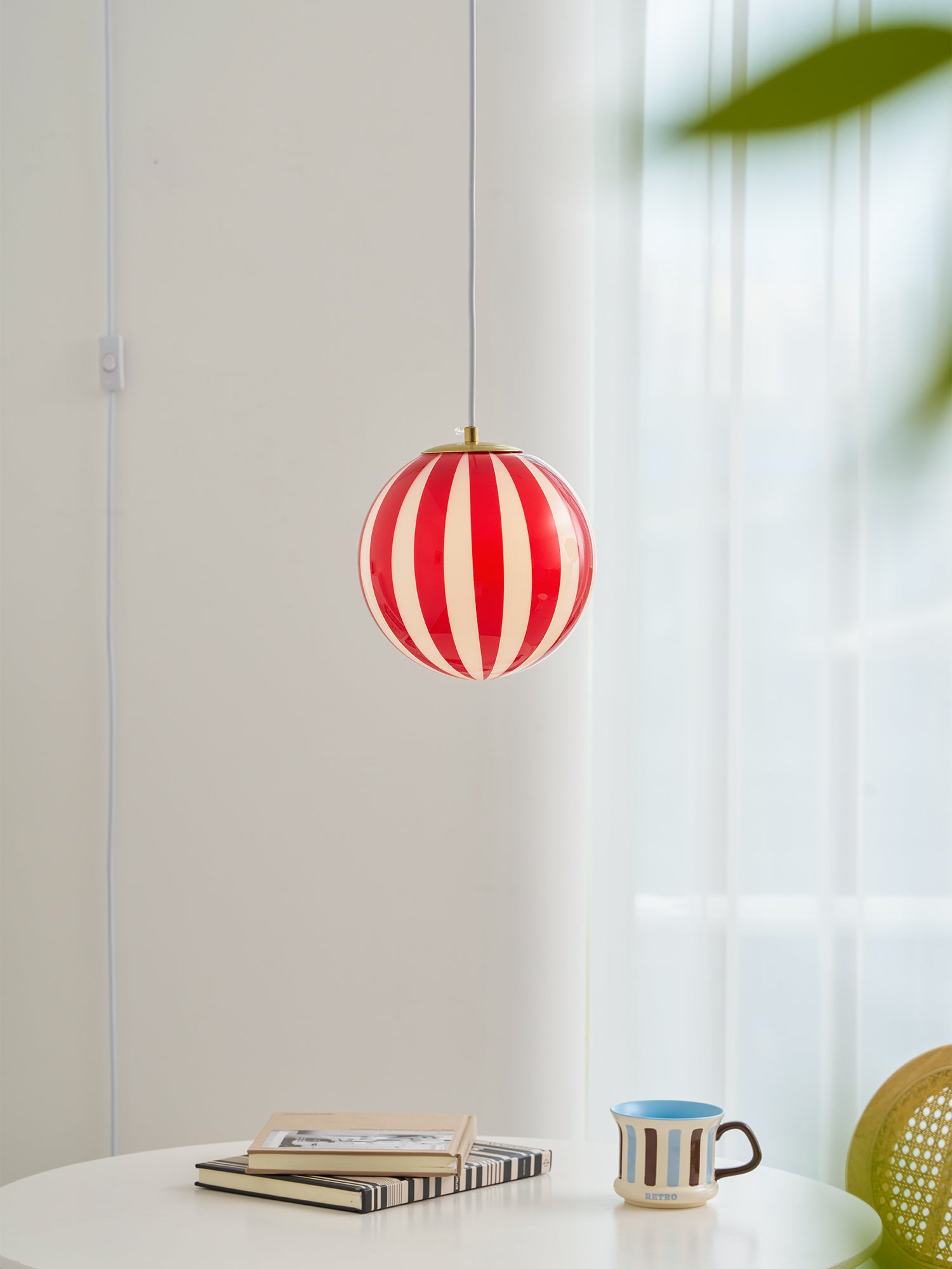 Pendentif c&acirc;bl&eacute; en forme de globe en verre &agrave; rayures rouges