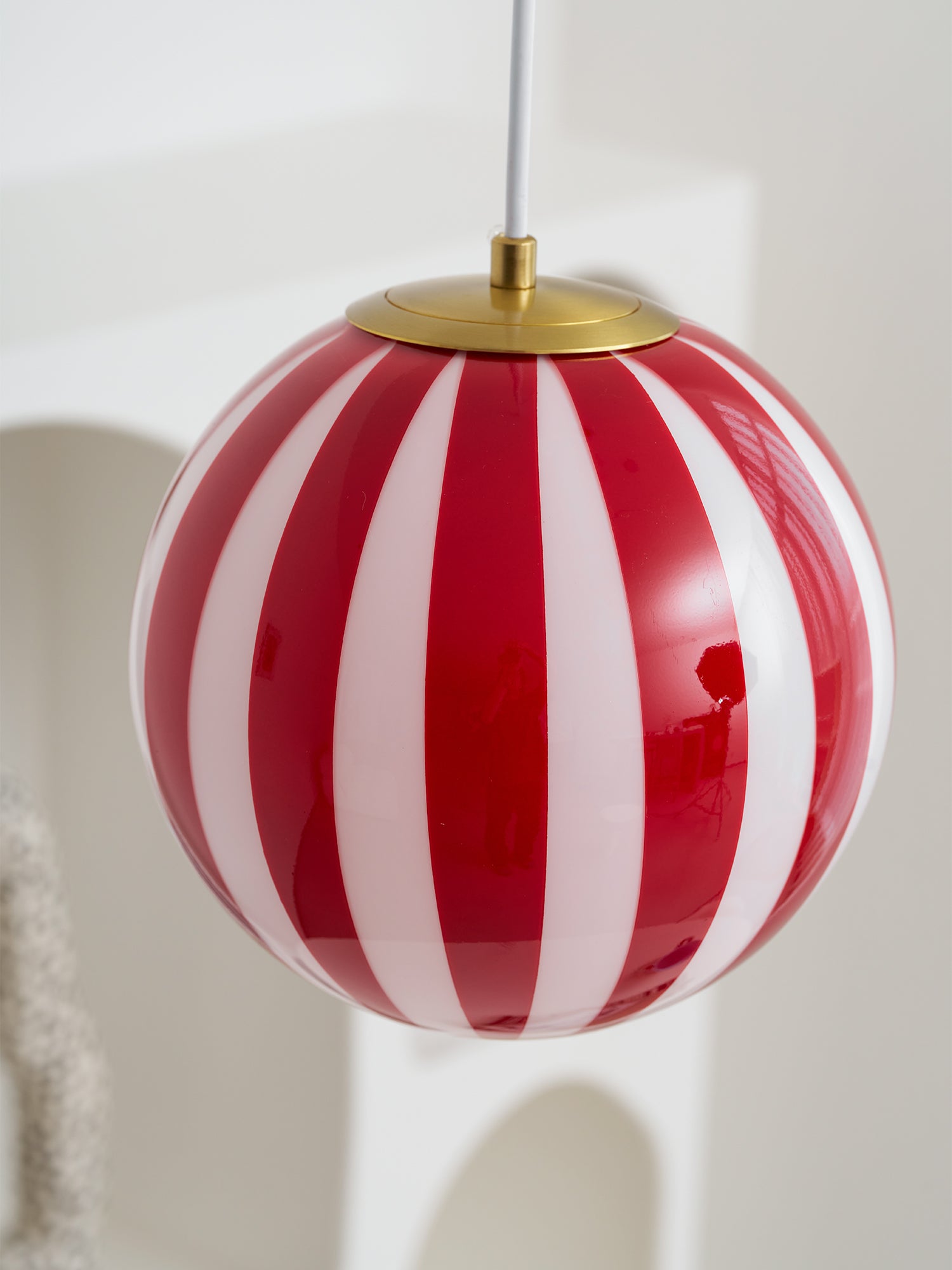 Pendentif c&acirc;bl&eacute; en forme de globe en verre &agrave; rayures rouges