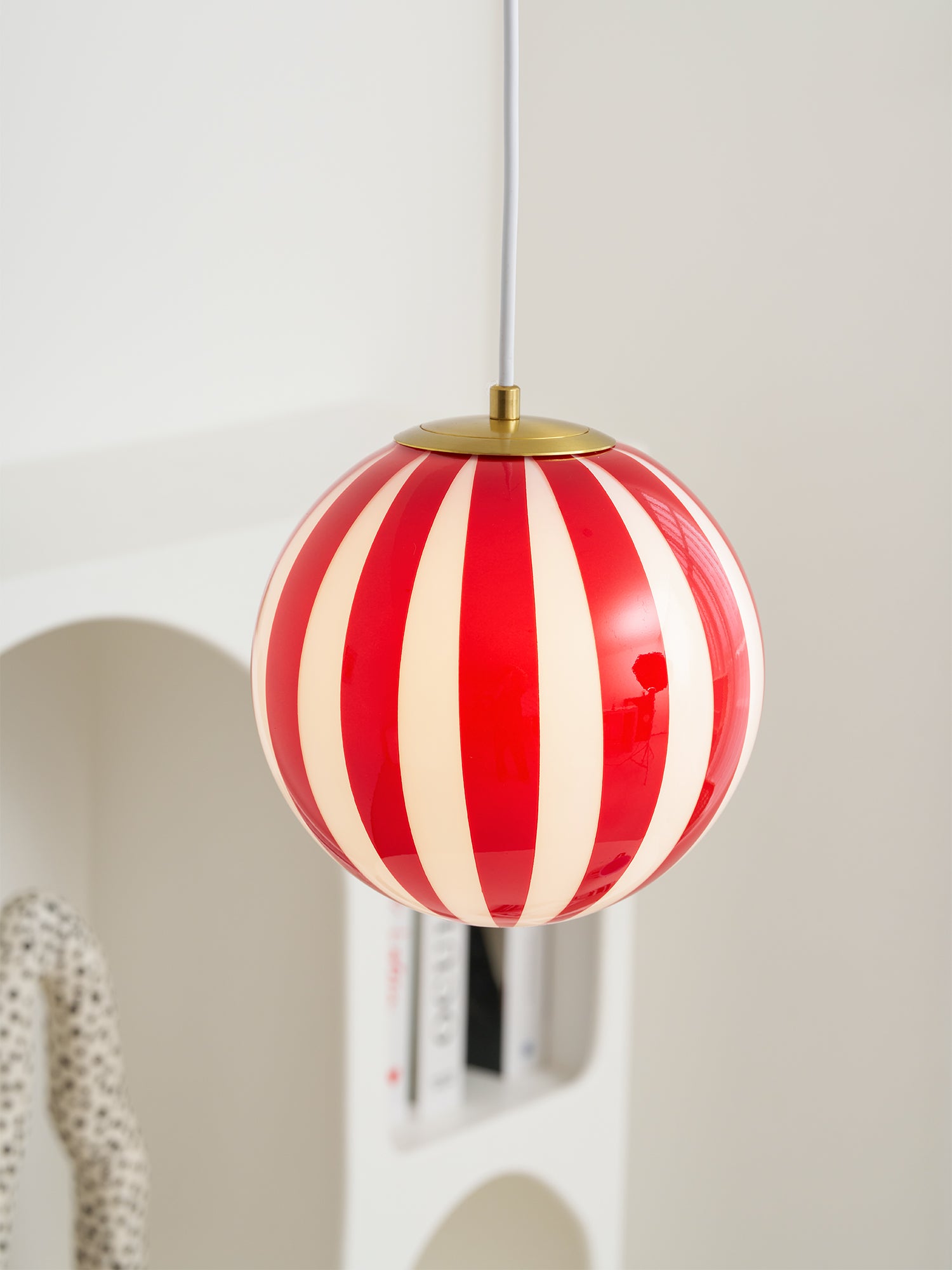 Pendentif c&acirc;bl&eacute; en forme de globe en verre &agrave; rayures rouges