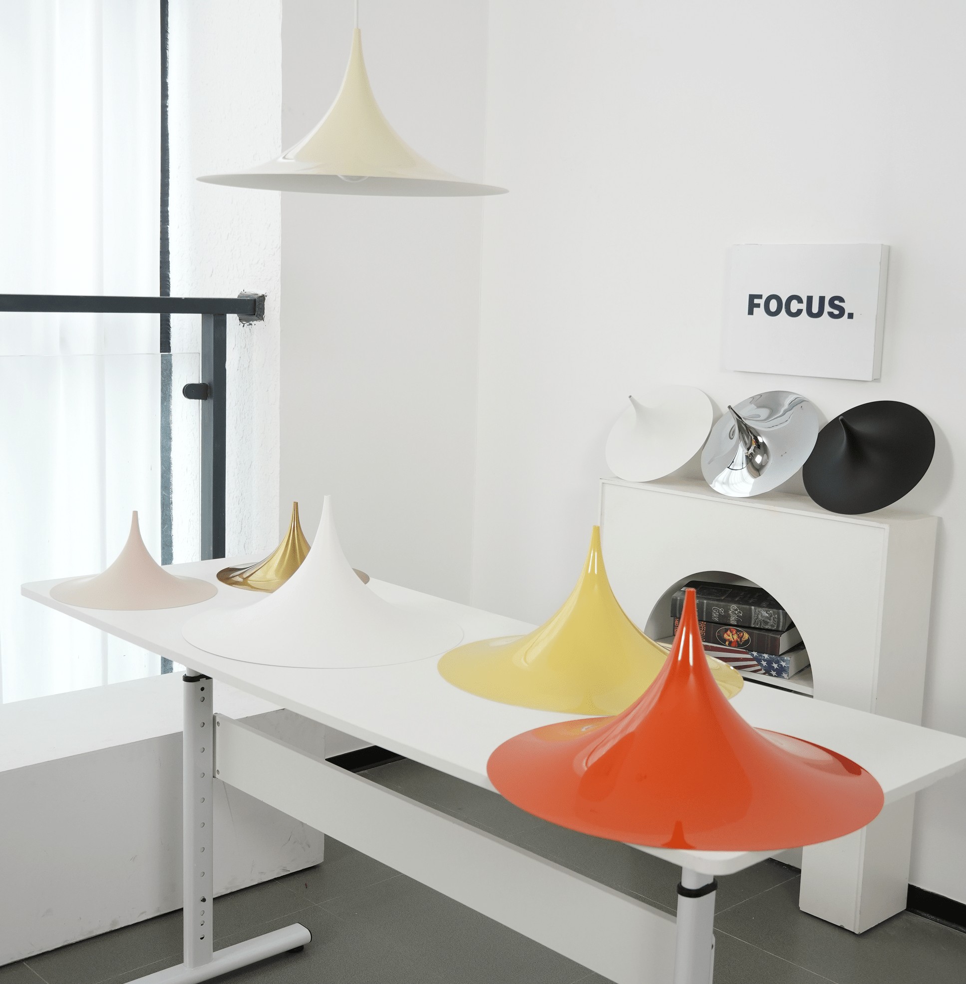 Bogenf&ouml;rmige Aluminium-Pendelleuchte mit Stecker