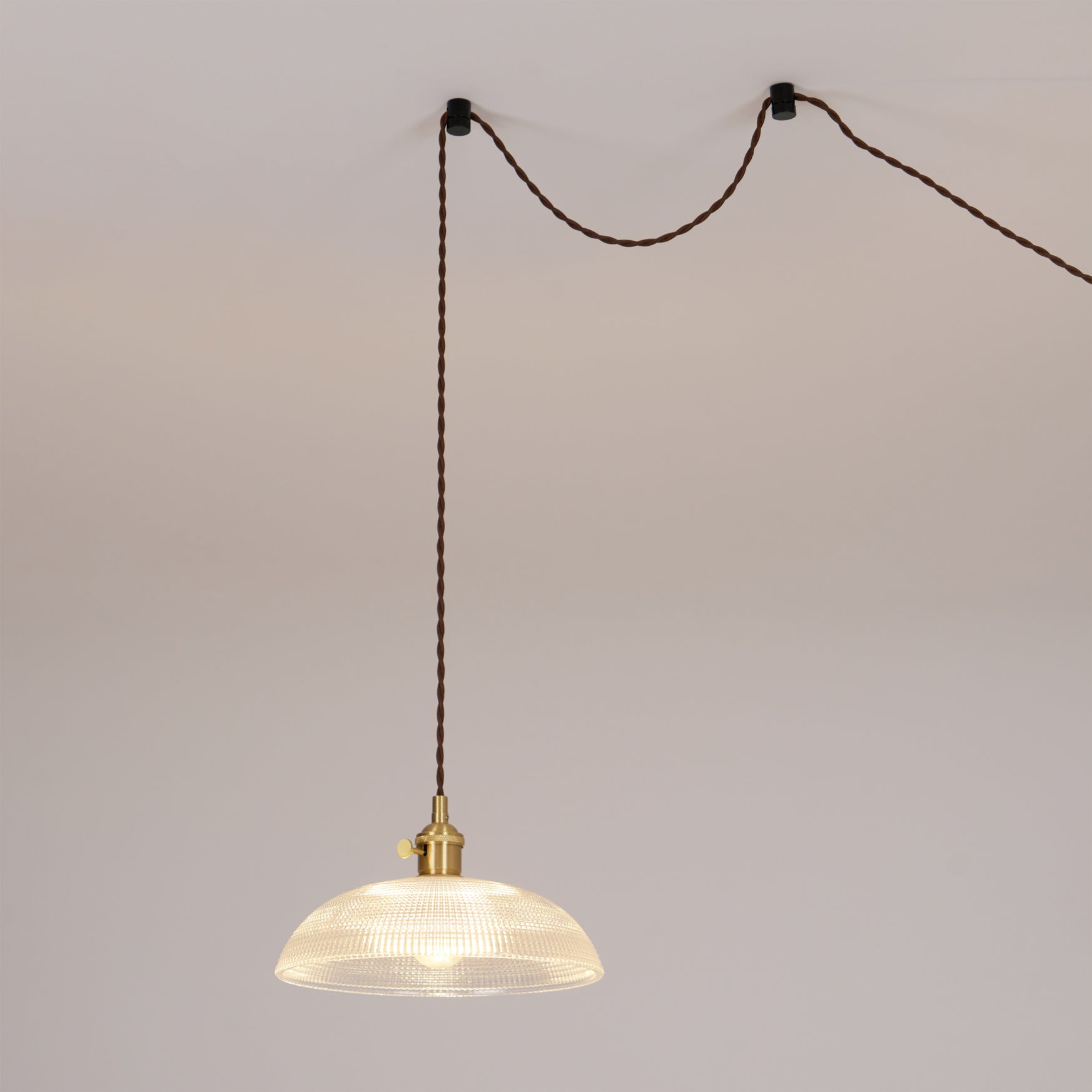 Pendentif &agrave; brancher en laiton poli et verre bomb&eacute;