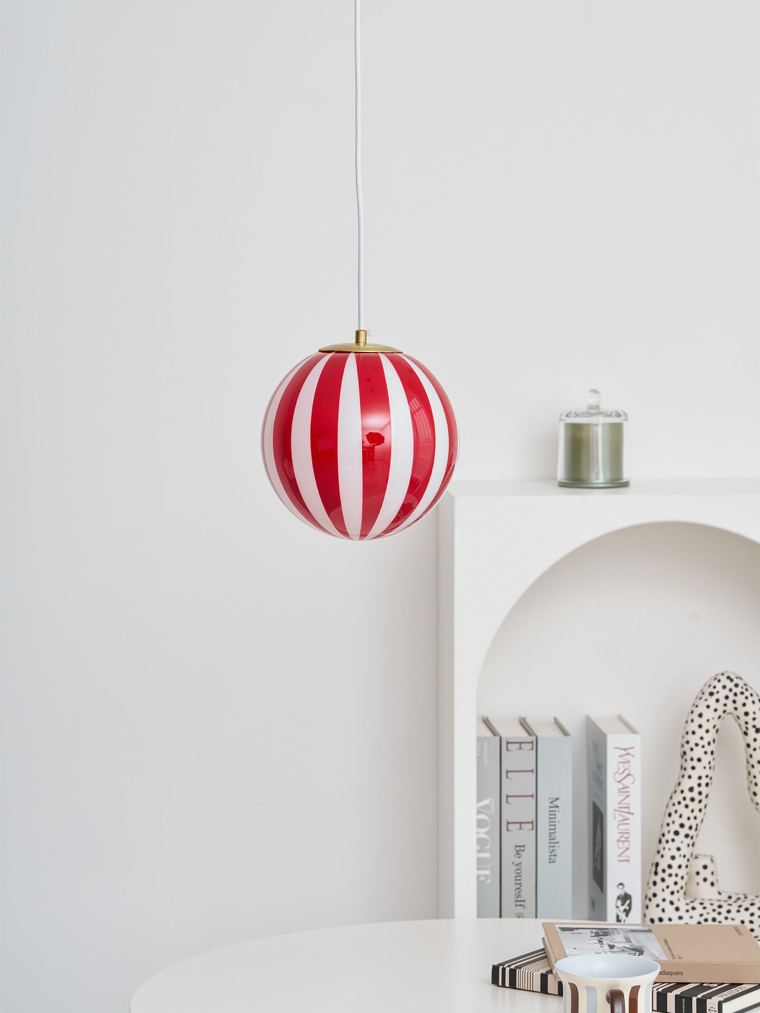Pendentif c&acirc;bl&eacute; en forme de globe en verre &agrave; rayures rouges