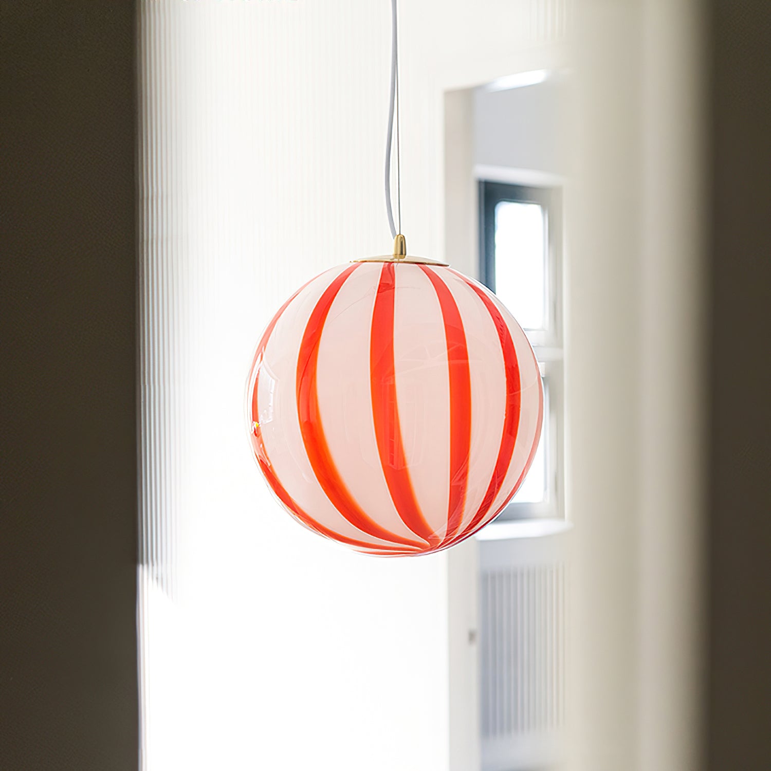 Pendentif c&acirc;bl&eacute; en forme de globe en verre &agrave; rayures rouges
