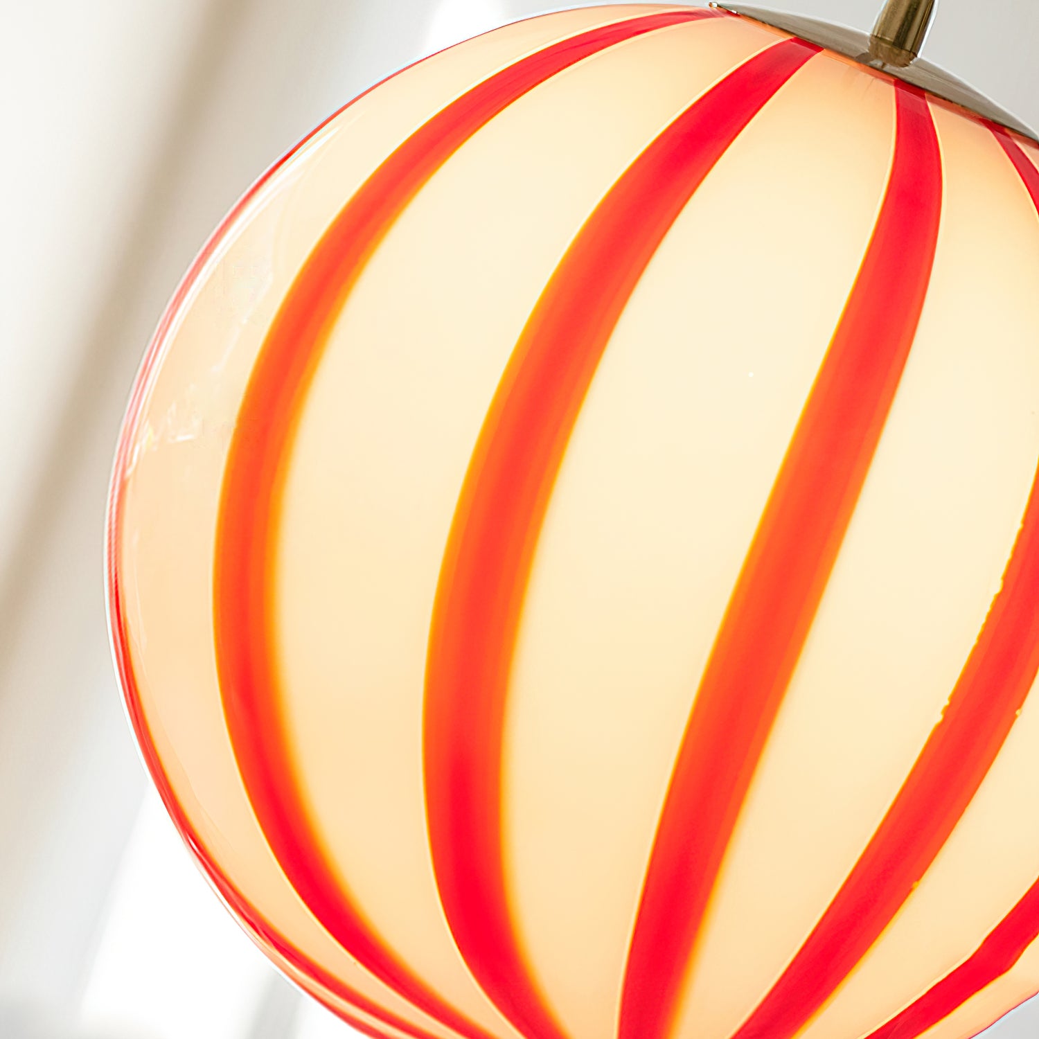 Pendentif c&acirc;bl&eacute; en forme de globe en verre &agrave; rayures rouges