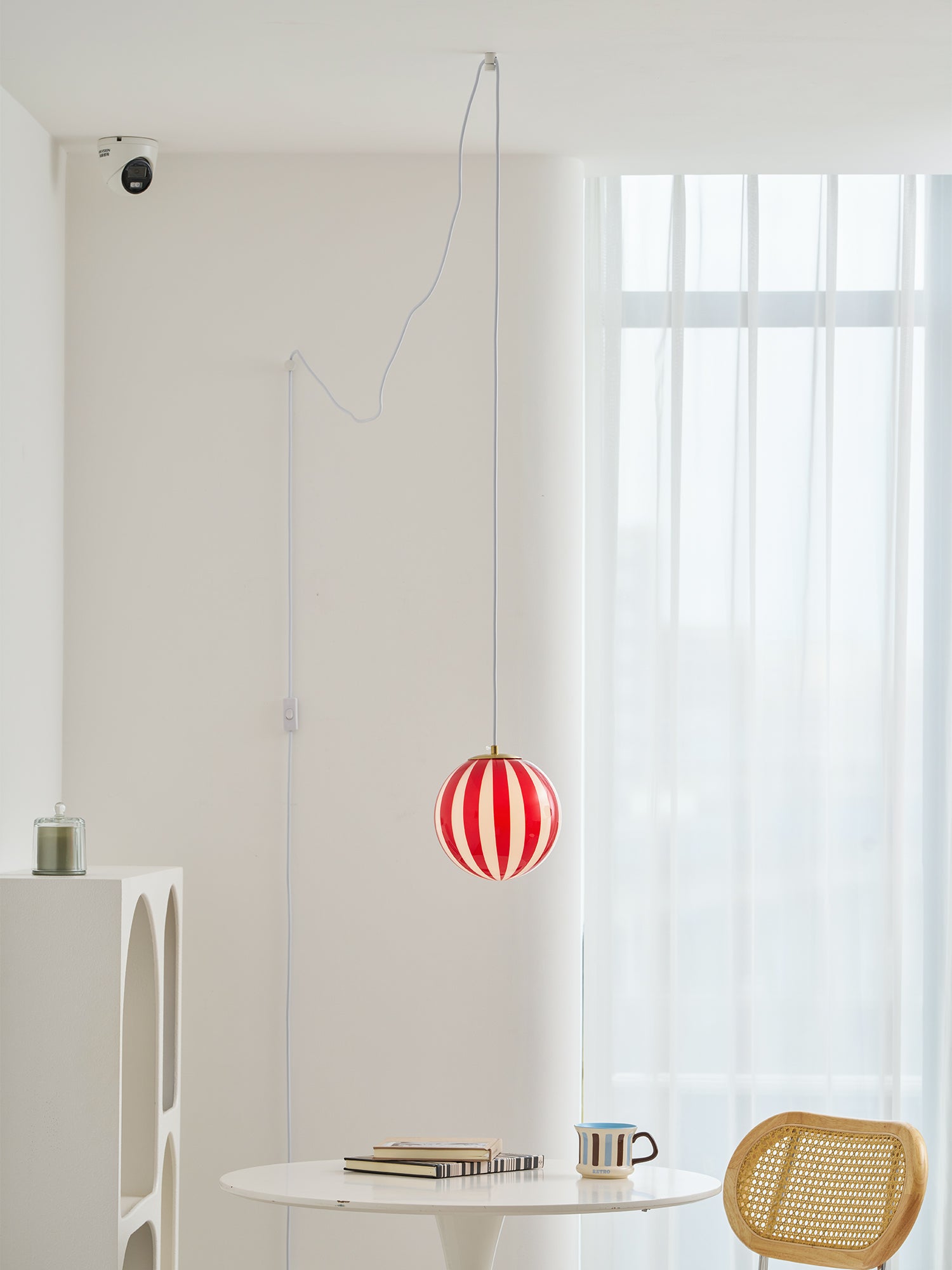 Pendentif c&acirc;bl&eacute; en forme de globe en verre &agrave; rayures rouges