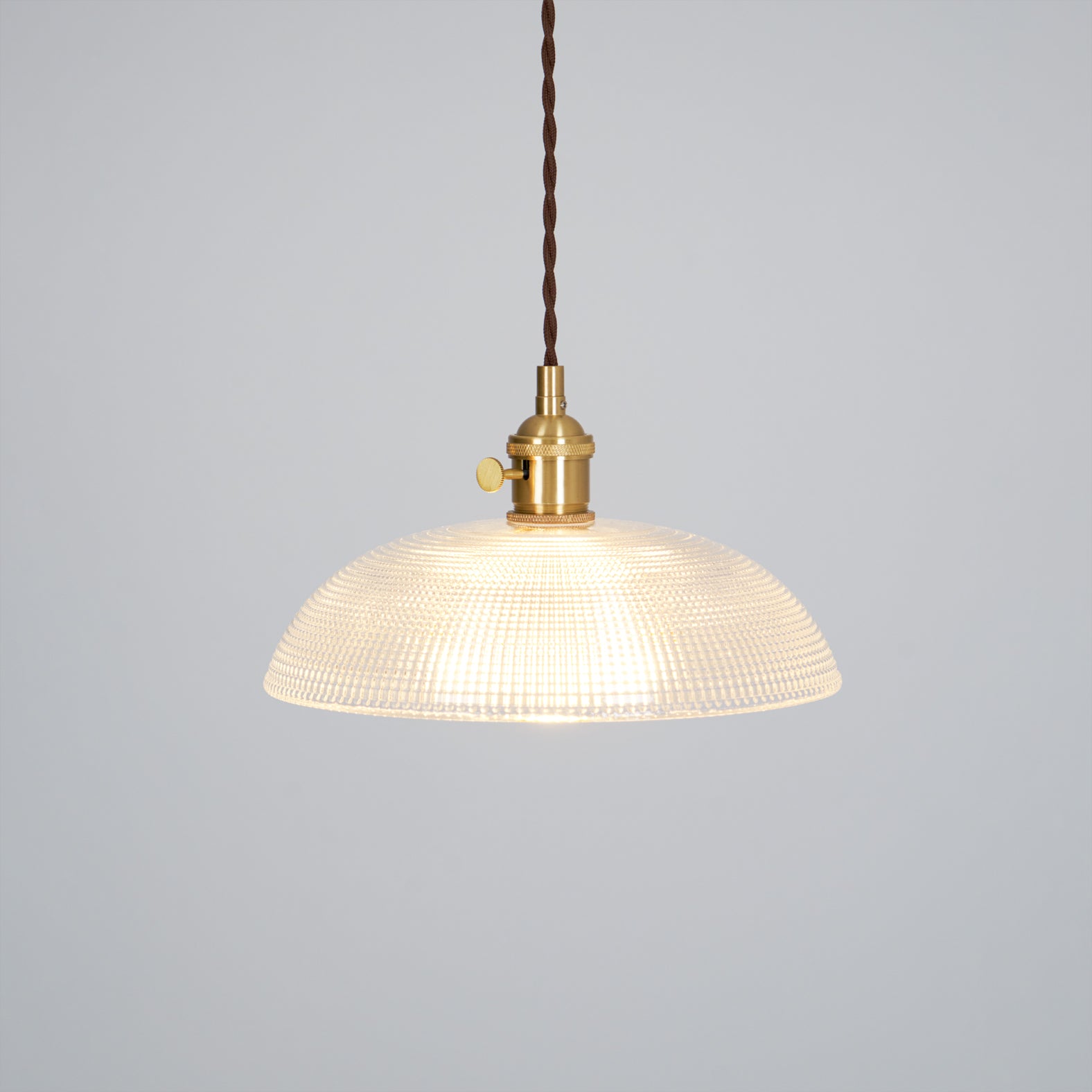 Pendentif &agrave; brancher en laiton poli et verre bomb&eacute;