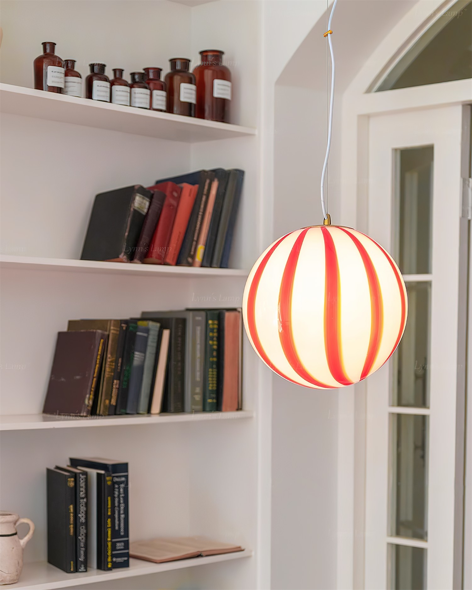 Pendentif c&acirc;bl&eacute; en forme de globe en verre &agrave; rayures rouges