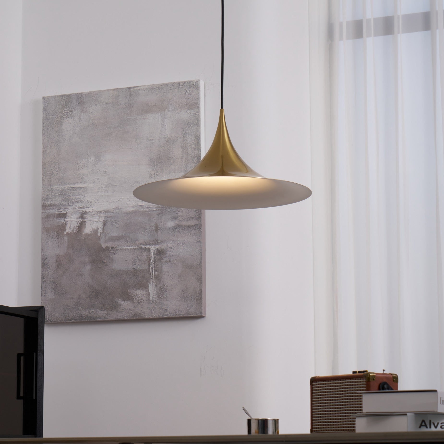 Bogenf&ouml;rmige Aluminium-Pendelleuchte mit Stecker