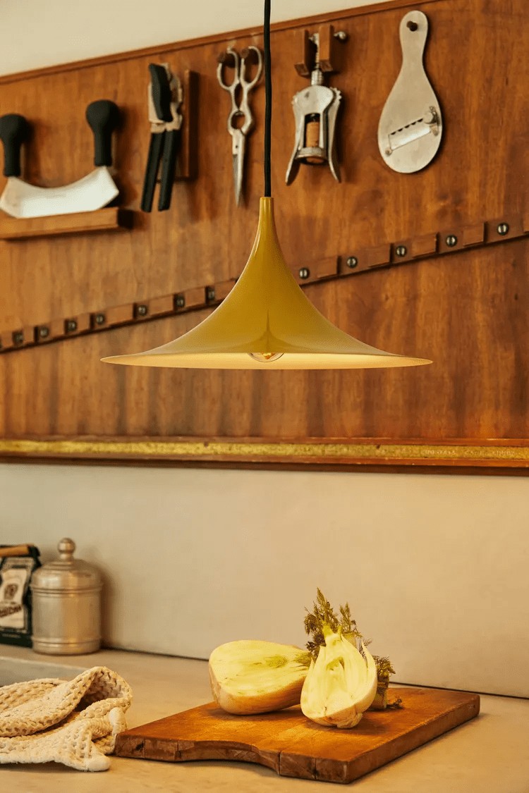 Bogenf&ouml;rmige Aluminium-Pendelleuchte mit Stecker