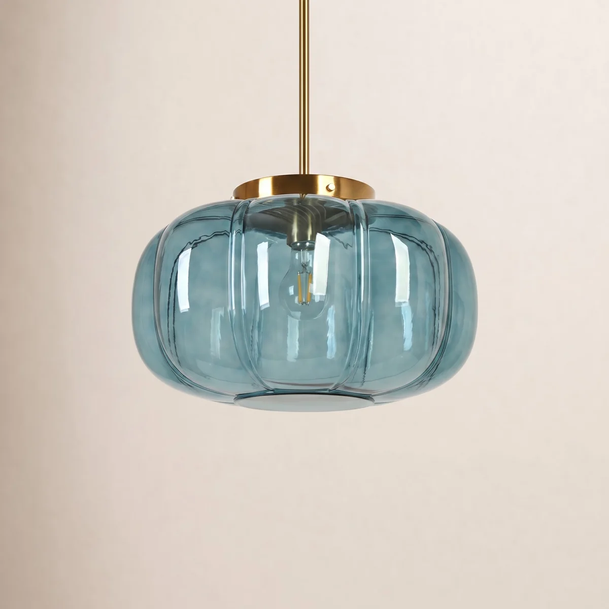 Geribbelde glazen koepelhanglamp met &eacute;&eacute;n licht