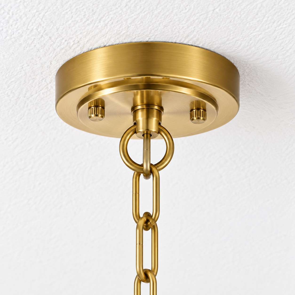 Moderne Pendelleuchte aus geh&auml;mmertem Glas mit minimalistischem Metalldesign &ndash; ideal f&uuml;r K&uuml;cheninseln