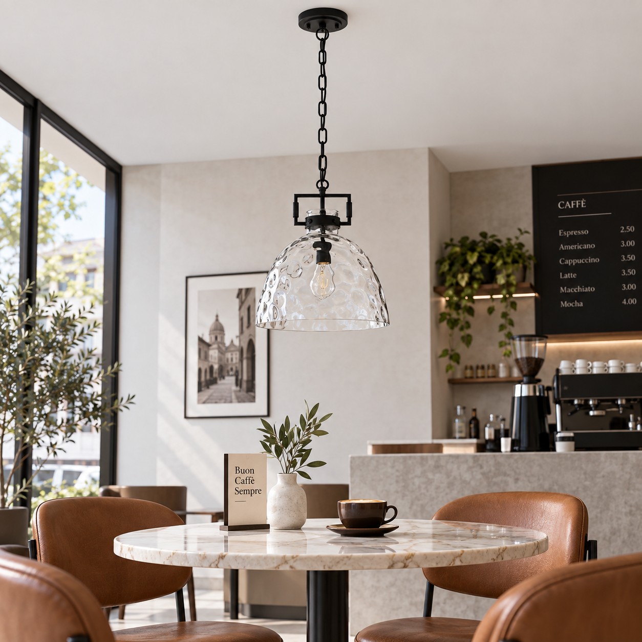Moderne Pendelleuchte aus geh&auml;mmertem Glas mit minimalistischem Metalldesign &ndash; ideal f&uuml;r K&uuml;cheninseln