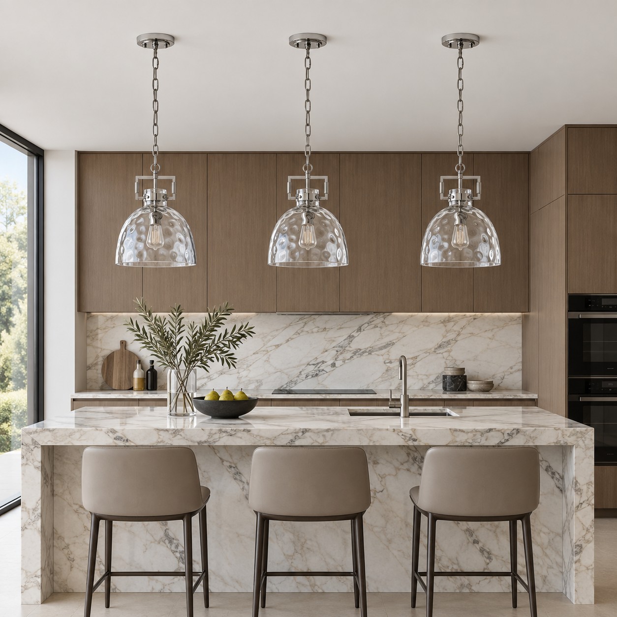 Moderne Pendelleuchte aus geh&auml;mmertem Glas mit minimalistischem Metalldesign &ndash; ideal f&uuml;r K&uuml;cheninseln