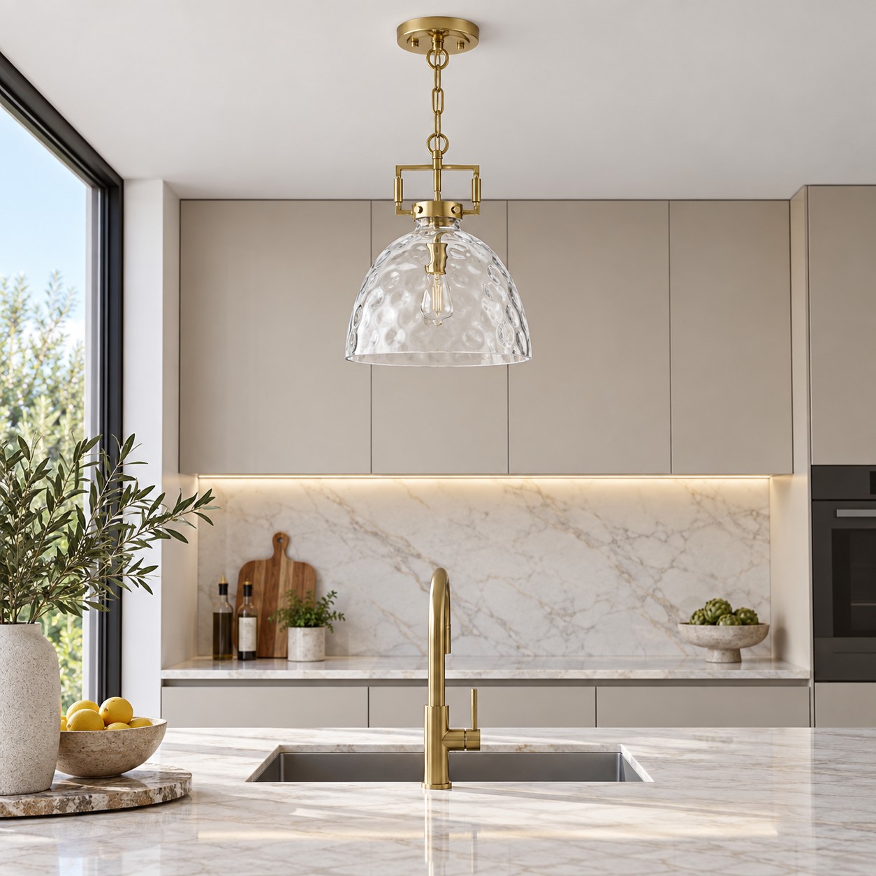 Moderne Pendelleuchte aus geh&auml;mmertem Glas mit minimalistischem Metalldesign &ndash; ideal f&uuml;r K&uuml;cheninseln