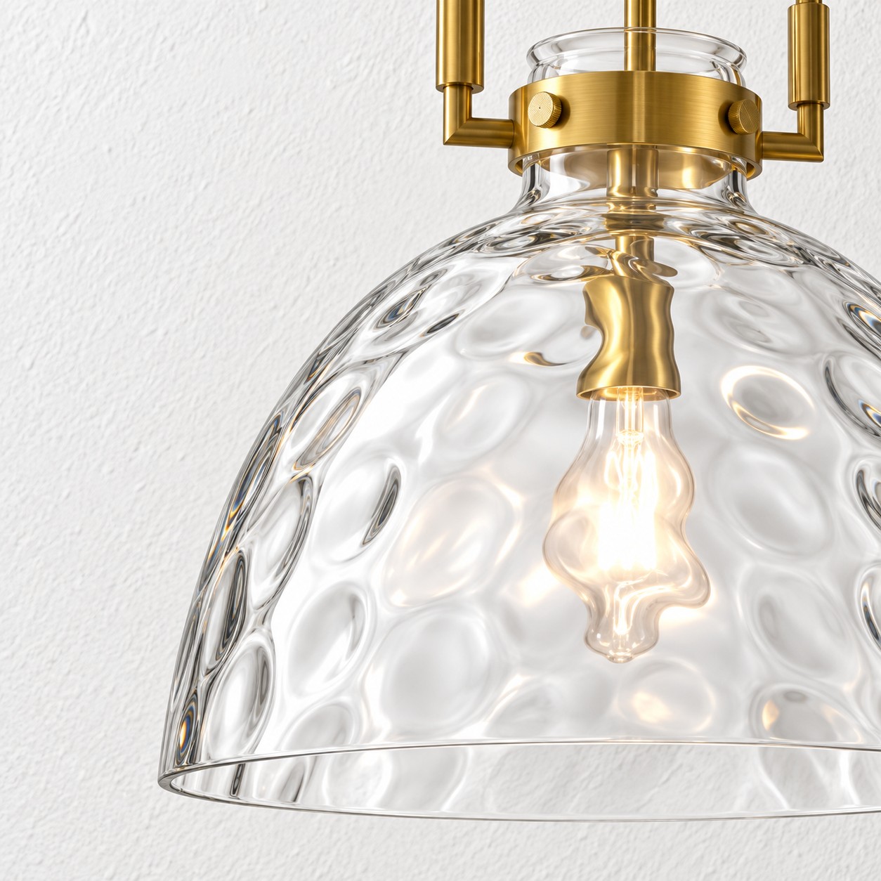 Moderne Pendelleuchte aus geh&auml;mmertem Glas mit minimalistischem Metalldesign &ndash; ideal f&uuml;r K&uuml;cheninseln