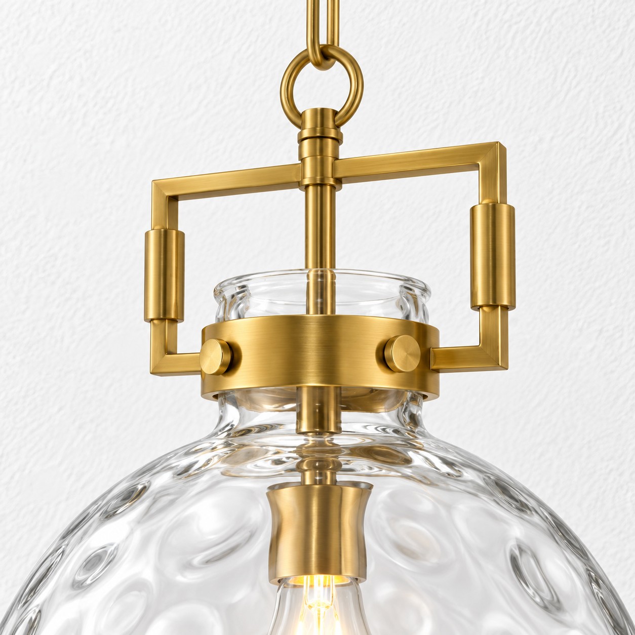 Moderne Pendelleuchte aus geh&auml;mmertem Glas mit minimalistischem Metalldesign &ndash; ideal f&uuml;r K&uuml;cheninseln