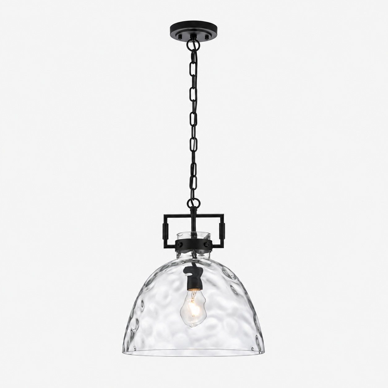 Moderne Pendelleuchte aus geh&auml;mmertem Glas mit minimalistischem Metalldesign &ndash; ideal f&uuml;r K&uuml;cheninseln