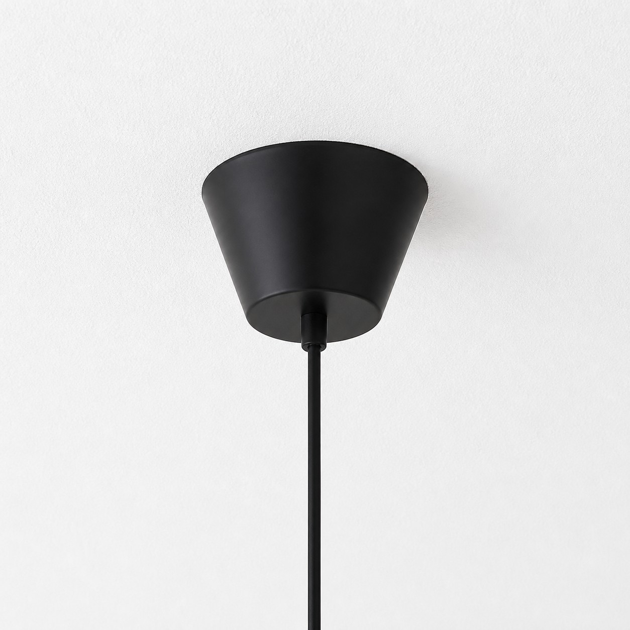 Vertigo straw-hat fiberglass pendant lamp