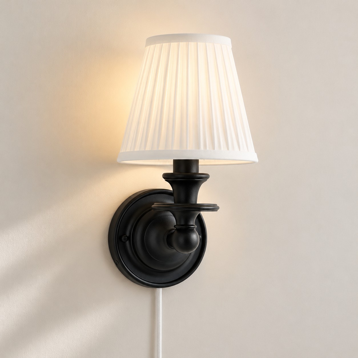 Applique murale Rowan sans fil &agrave; abat-jour pliss&eacute; cylindrique &ndash; Applique murale en tissu &agrave; brancher