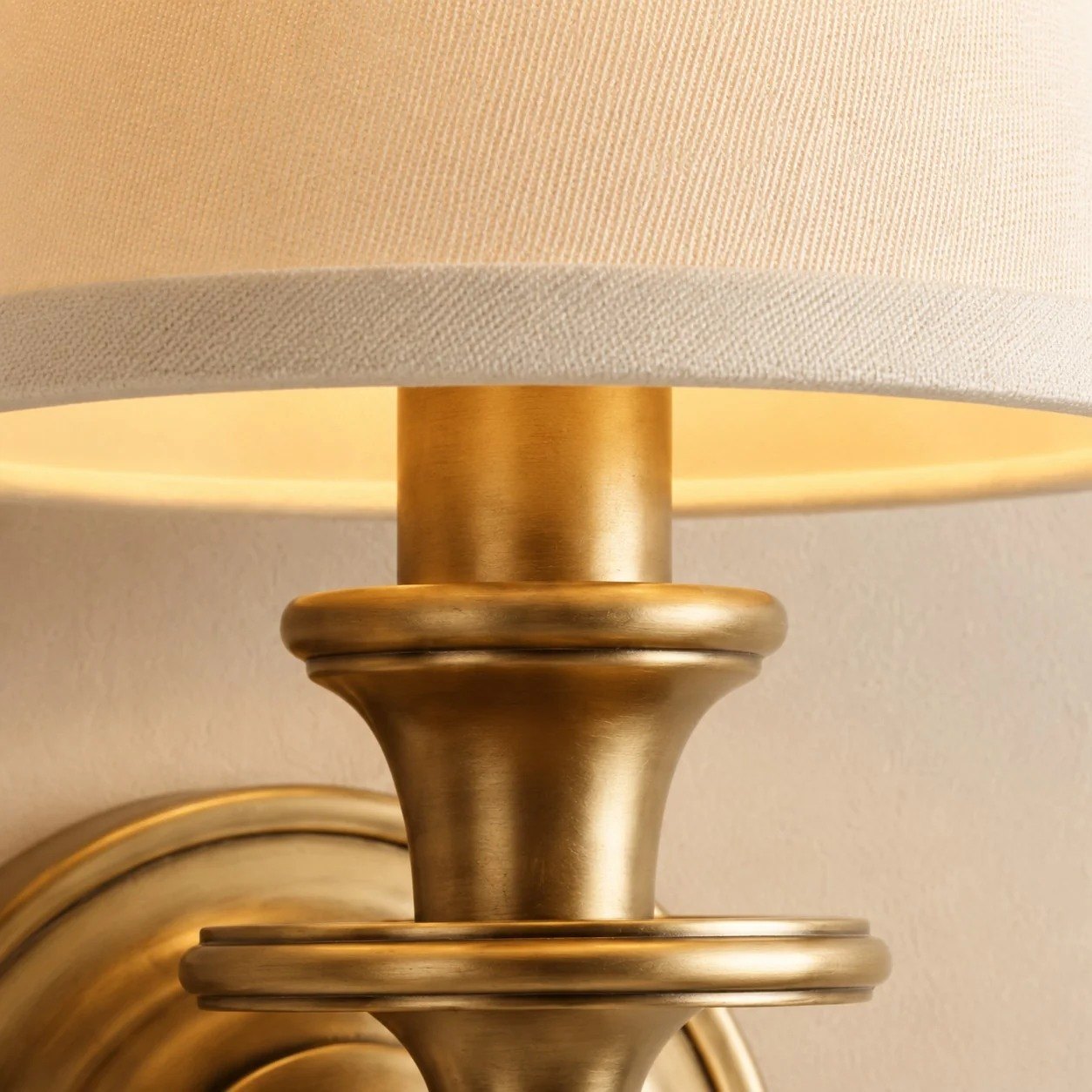 Sconce da parete Rowan senza fili con paralume piatto a tamburo - Lampada da parete in tessuto plug-in