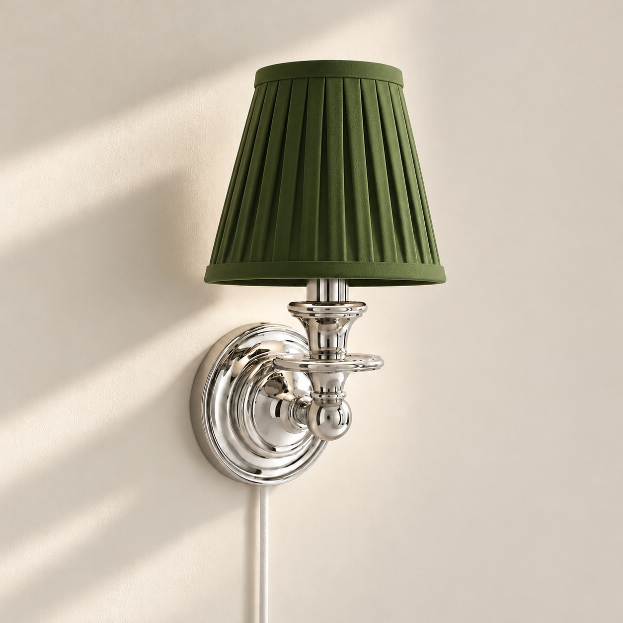 Applique murale Rowan sans fil &agrave; abat-jour pliss&eacute; cylindrique &ndash; Applique murale en tissu &agrave; brancher