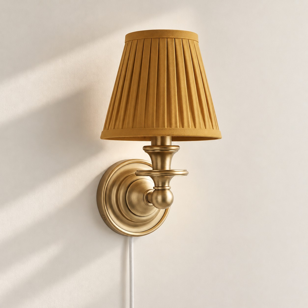 Applique murale Rowan sans fil &agrave; abat-jour pliss&eacute; cylindrique &ndash; Applique murale en tissu &agrave; brancher