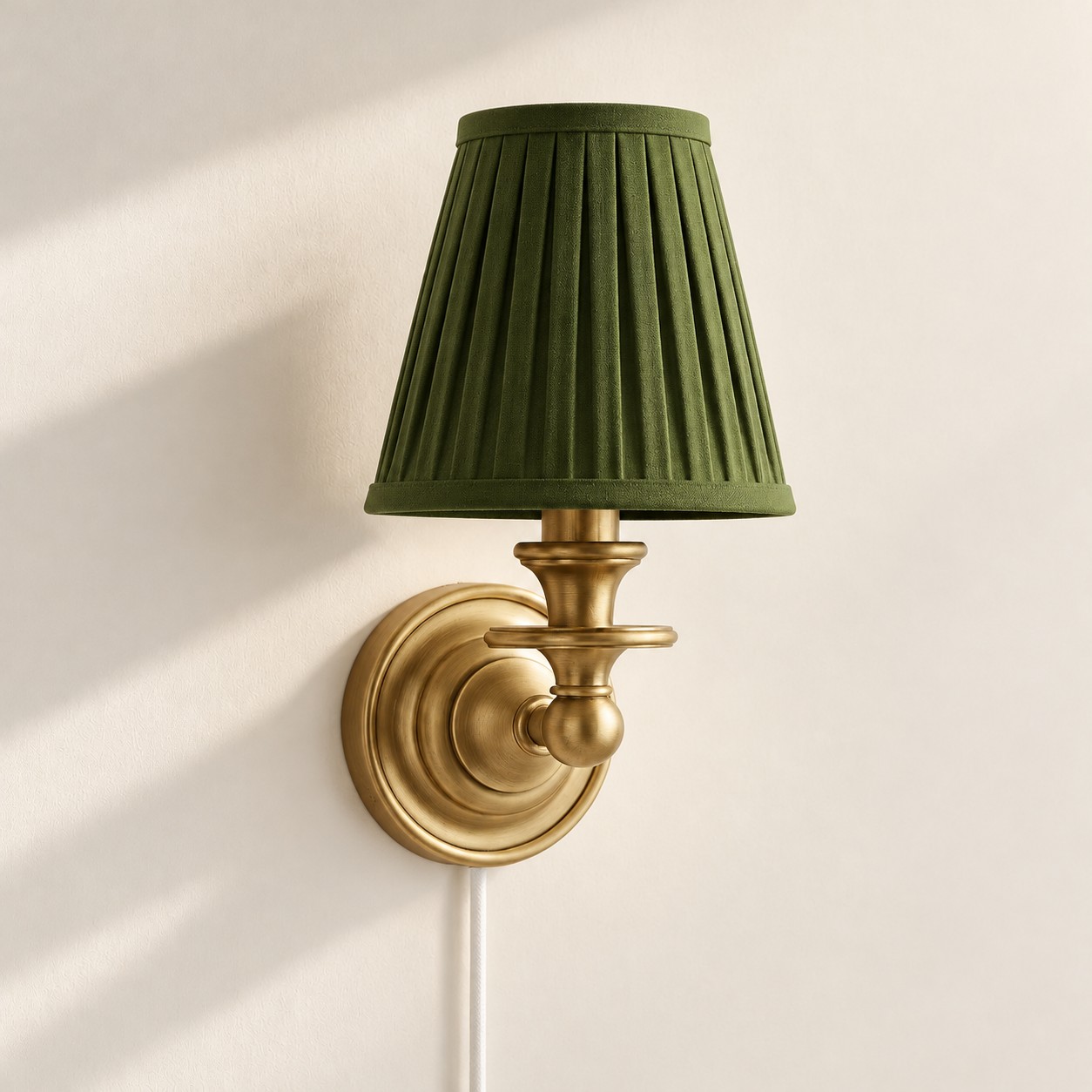 Applique murale Rowan sans fil &agrave; abat-jour pliss&eacute; cylindrique &ndash; Applique murale en tissu &agrave; brancher