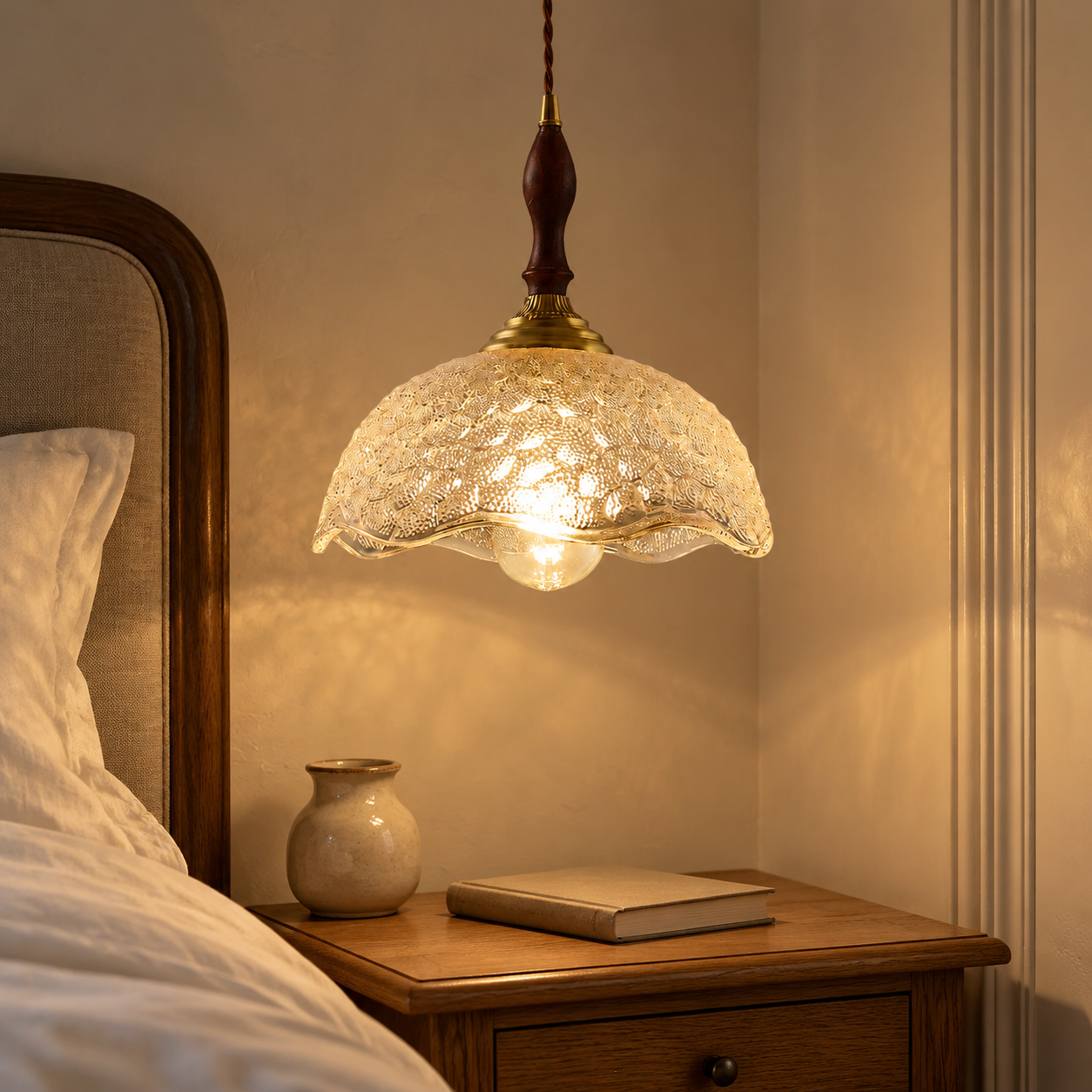 Vintage geschulpte glazen hanger voor eetkamer of nachtkastje